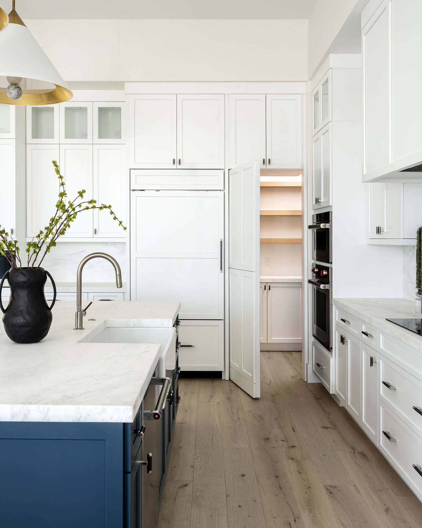 Our Greek Villa Kitchen features a bright, airy design with crisp white cabinetry, a contrasting navy island, marble countertops, and a hidden walk-in pantry for seamless storage.

Project: Greek Villa 
Designer: @chloeweatherford 
Photographer: @the