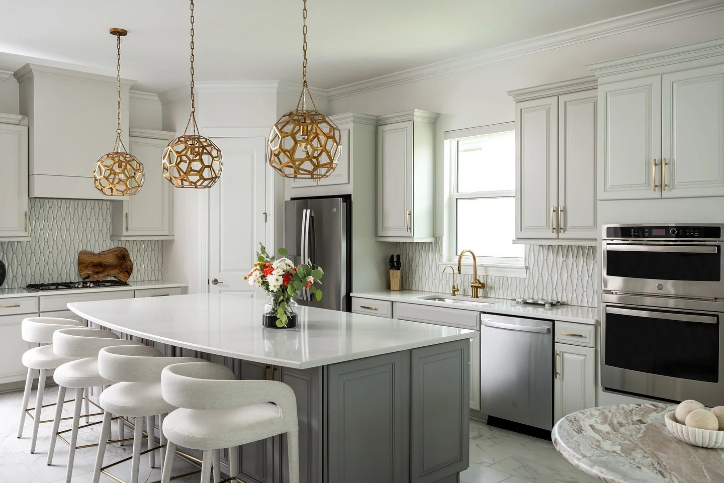 This kitchen has been beautifully transformed, featuring all new finishes and lighting that make it truly stand out. 

Project: The Kaleidahaus
Designer: @darbymichelle97 
Photographer: @thelaurahenry 

#Kitchen 
#Design 
#Renovation 
#FloridaHomes
#