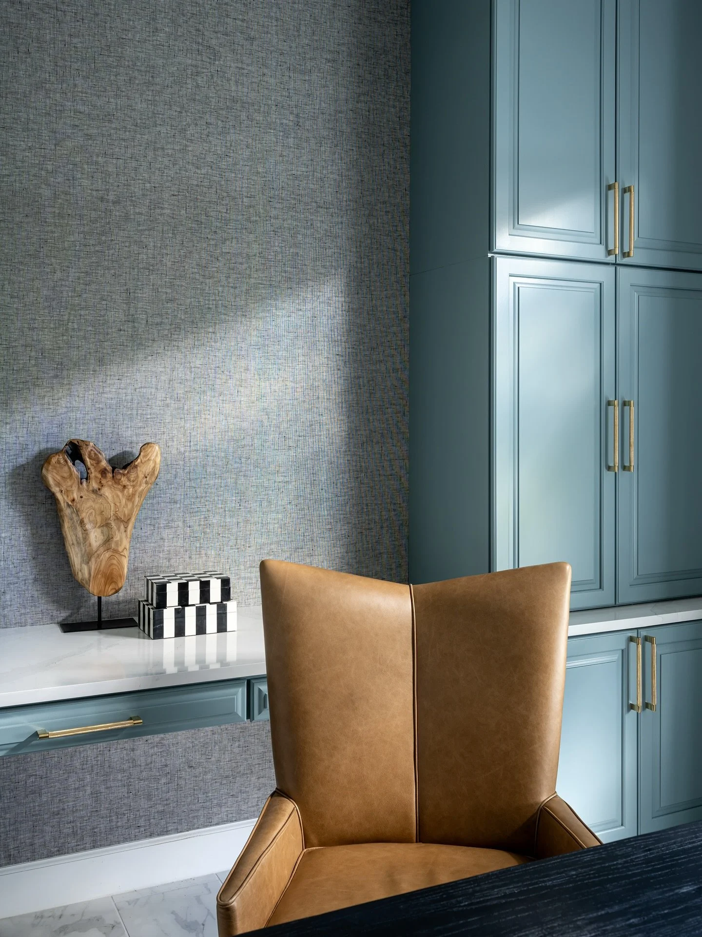 Where sophistication meets focus — beautiful blue cabinetry, warm leather, and bold lighting create the perfect modern home Office retreat. 
Project: The Kaleidahaus 
Designer: @darbymichelle97 
Photographer: @thelaurahenry 
#Study
#HomeOffic