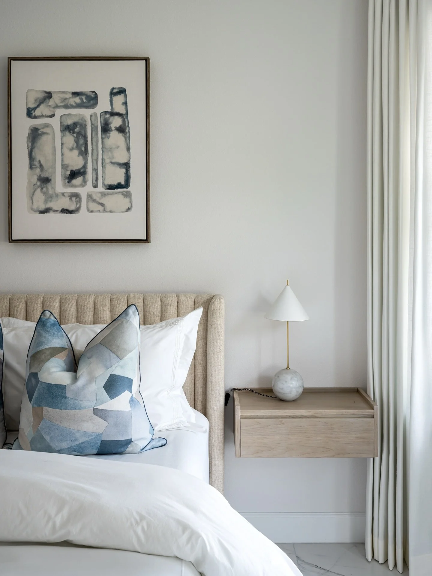 Soft neutrals and calming blues create a serene retreat made for slow mornings and peaceful nights. 🌙
Project: The Kaleidahaus
Designer: @darbymichelle97 
Photographer: @thelaurahenry 
#BedroomDesign
#InteriorDesign
#HomeInspo
#LuxuryHomes
#Design