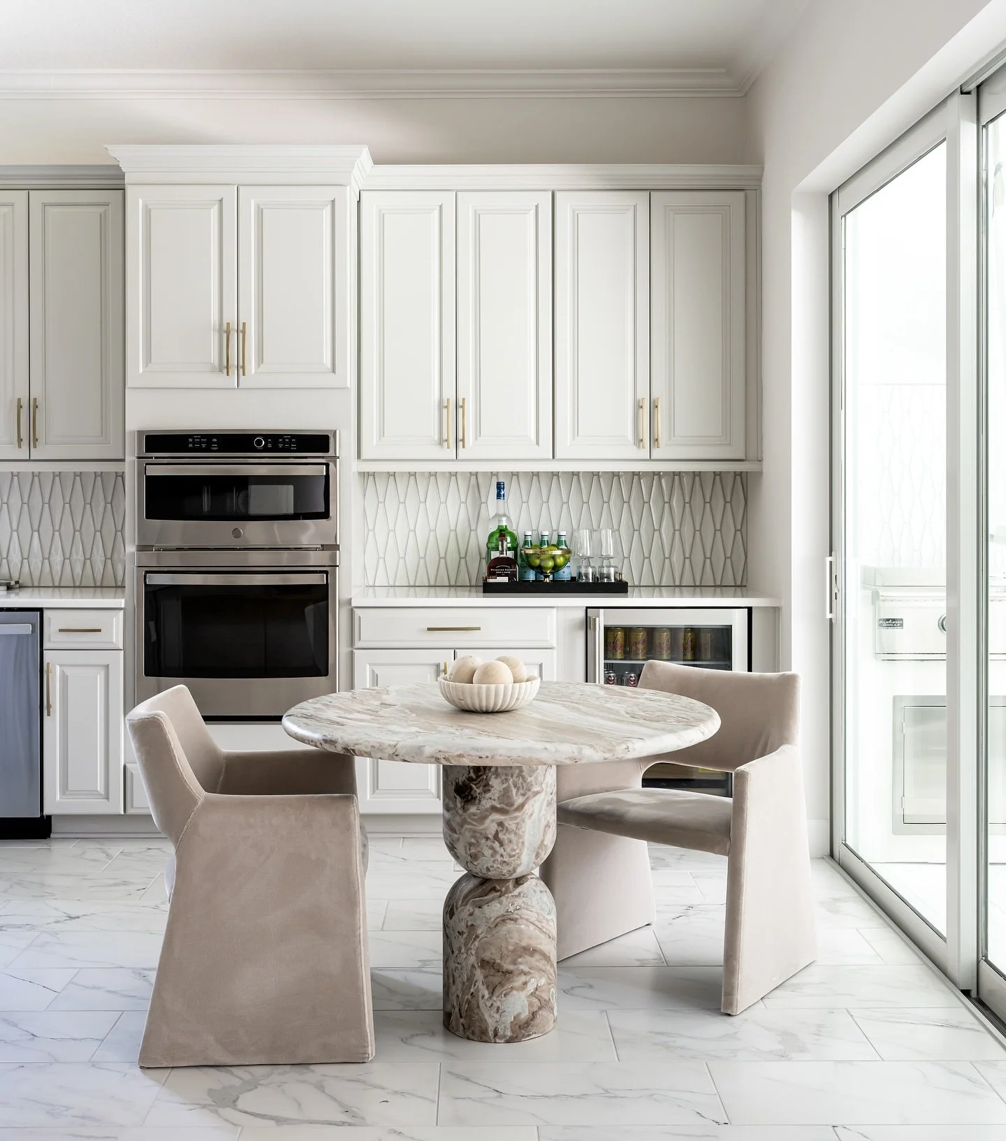 A bright and elegant Kitchen where marble, soft neutrals, and modern details create a timeless sense of luxury.
Project: The Kaleidahaus 
Designer: @darbymichelle97 
Photographer: @thelaurahenry 
#Kitchen 
#HeartOfTheHome
#DesignInspo
#InteriorDesi