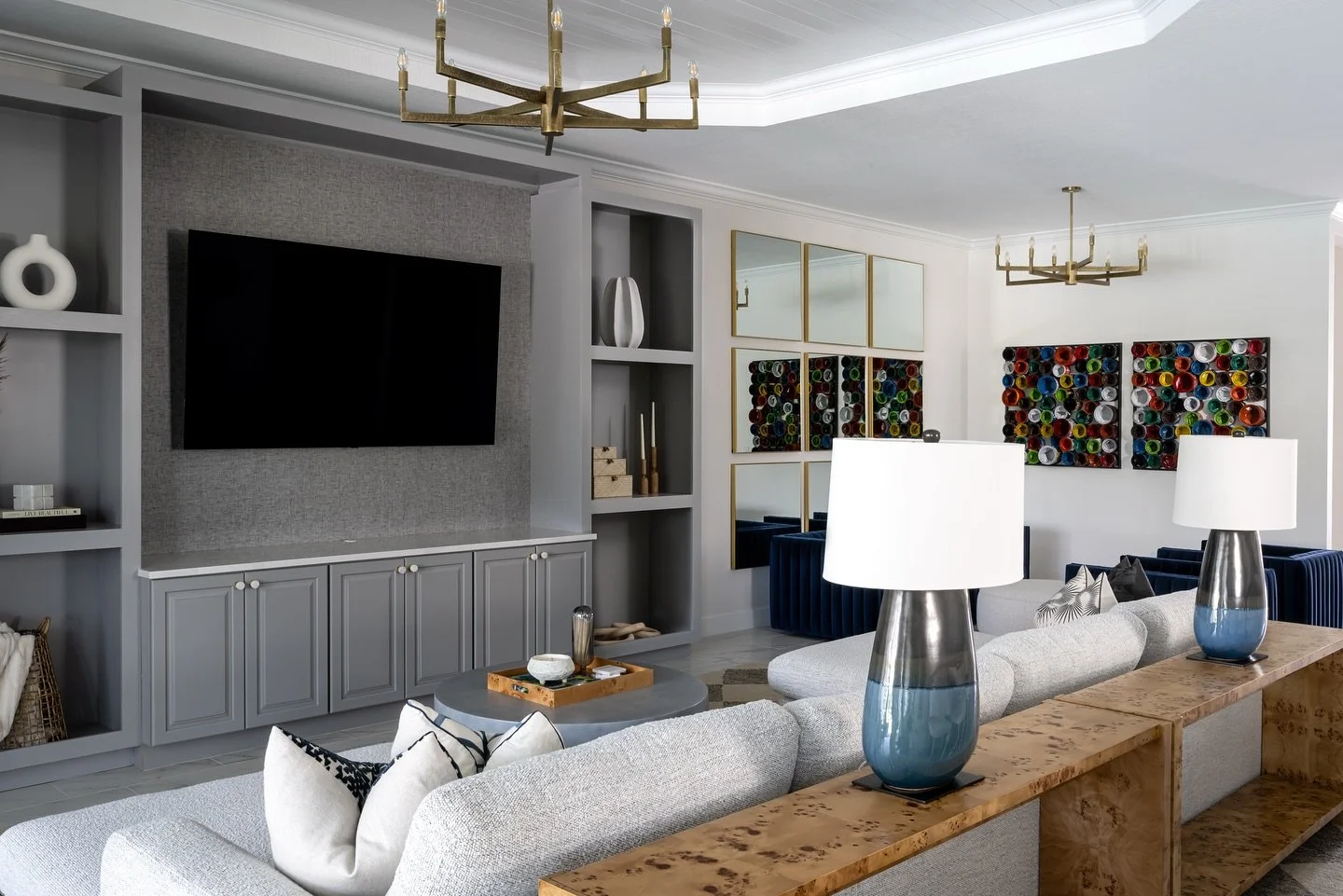 A modern and vibrant mix of textured wallpaper, burl wood, and bold art come together for a space that feels effortlessly refined and full of personality! 

Project: The Kaleidahaus
Designer: @darbymichelle97 
Photographer: @thelaurahenry 

#Texture
