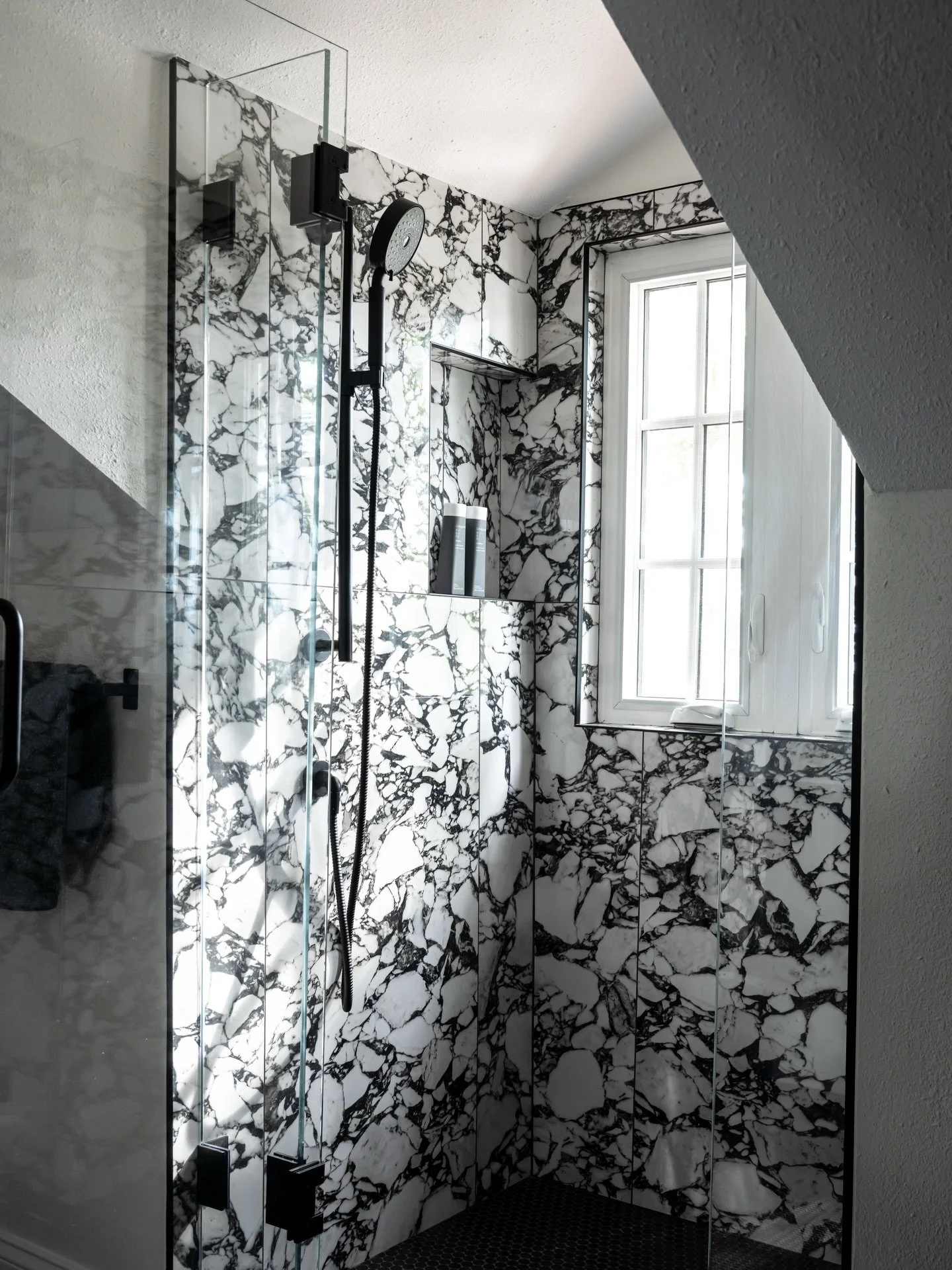 A bold, luxurious, and sophisticated shower that makes a striking statement ✨

Project: Bay Shore
Designer: @chloeweatherford 
Photographer: @thelaurahenry 

#Design
#Bath
#Interiors 
#Shower
#BathroomInspo
#InteriorDesign
#Materials
#Finishes