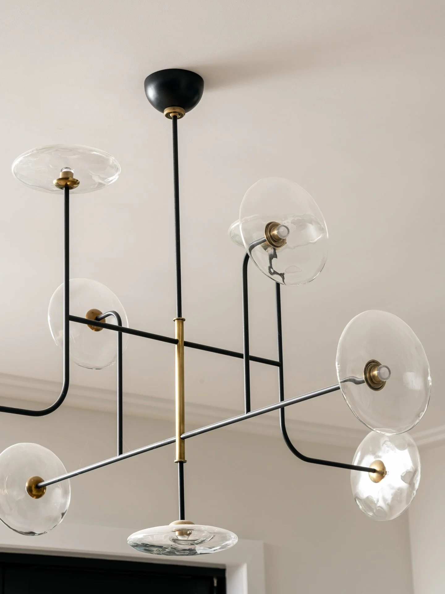 A warm blend of natural wood cabinetry, porcelain-scalloped tile, sleek modern hardware and statement lighting creates an elevated and sophisticated backdrop. 

Project: King Fisher 
Designer: @darbymichelle97 
Photographer: @thelaurahenry 

#Interio