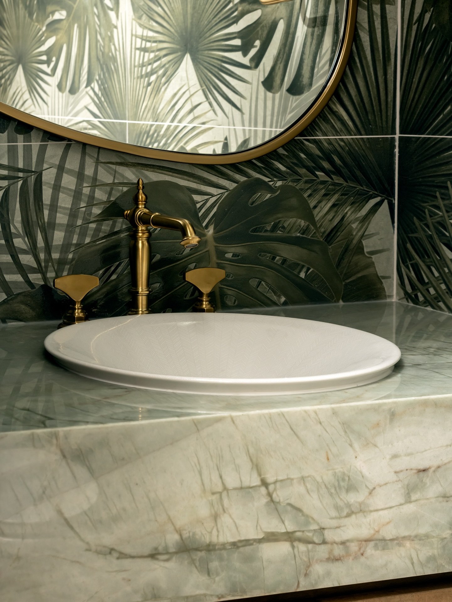 Where statement tile and brass finishes steal the spotlight in this stunning Powder Bath. 

Project: King Fisher 
Designer: @meg_carson @darbymichelle97 @chloeweatherford 
Photographer: @thelaurahenry 

#PowderBath
#Tile
#Brass
#Finishes
#InteriorDes