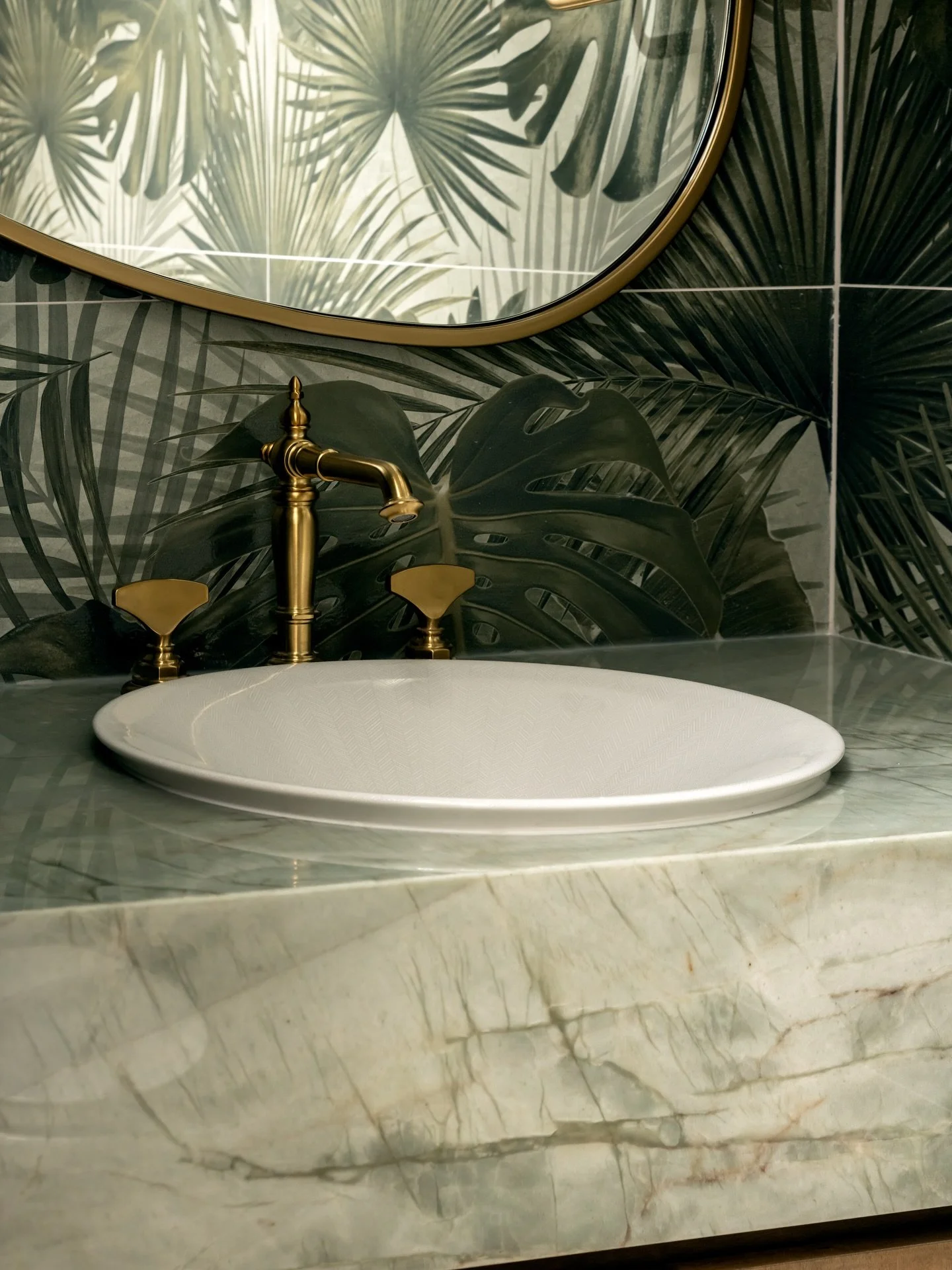 Where statement tile and brass finishes steal the spotlight in this stunning Powder Bath. 

Project: King Fisher 
Designer: @meg_carson @darbymichelle97 @chloeweatherford 
Photographer: @thelaurahenry 

#PowderBath
#Tile
#Brass
#Finishes
#InteriorDes