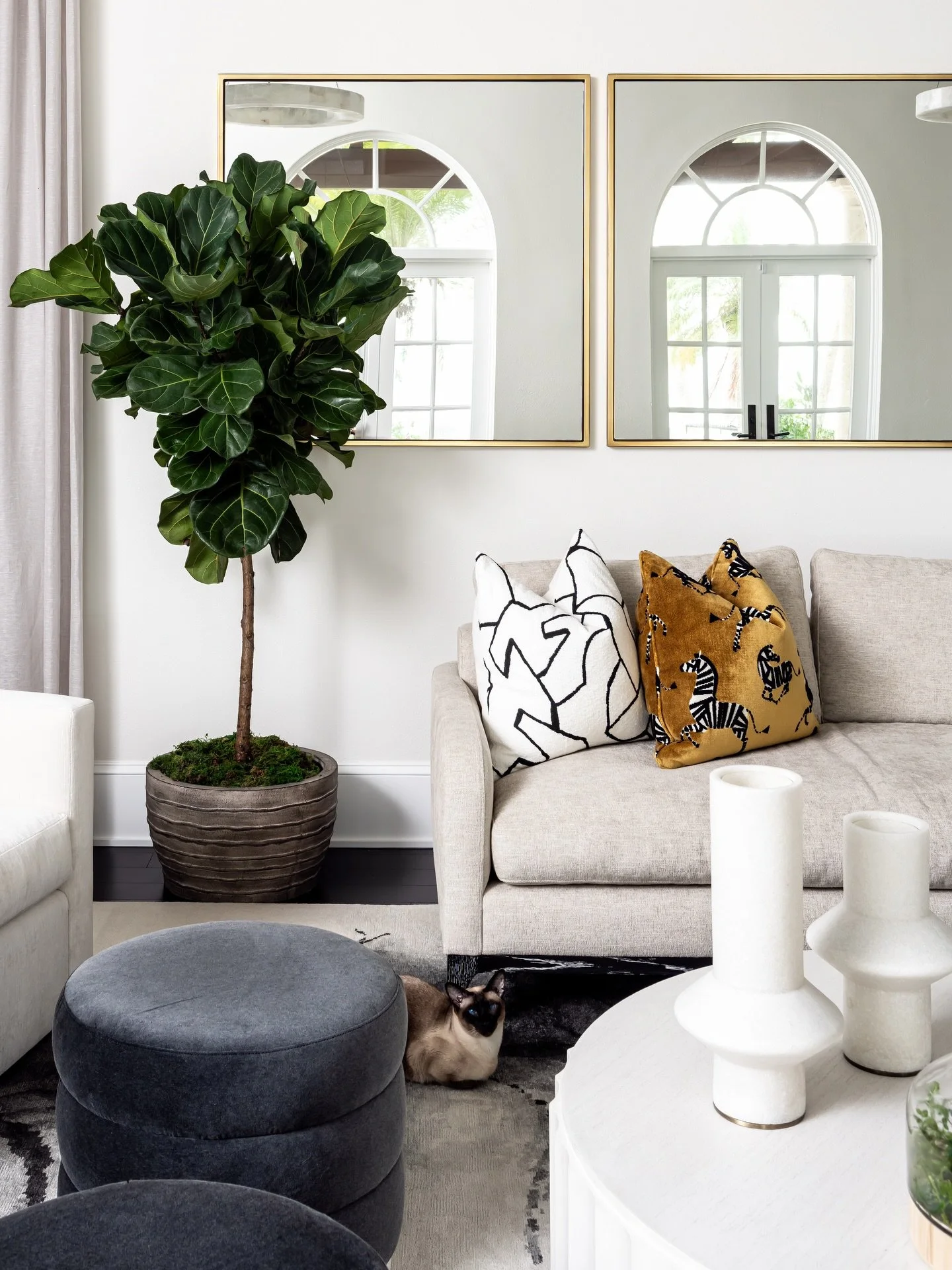 An effortless mix of modern elegance and warmth, defined by layered textures and intentional #design. 

Project: Bay Shore
Designer: @chloeweatherford 
Photographer: @thelaurahenry 

#Interiors
#InteriorDesign
#LuxuryHomes
#BayShore