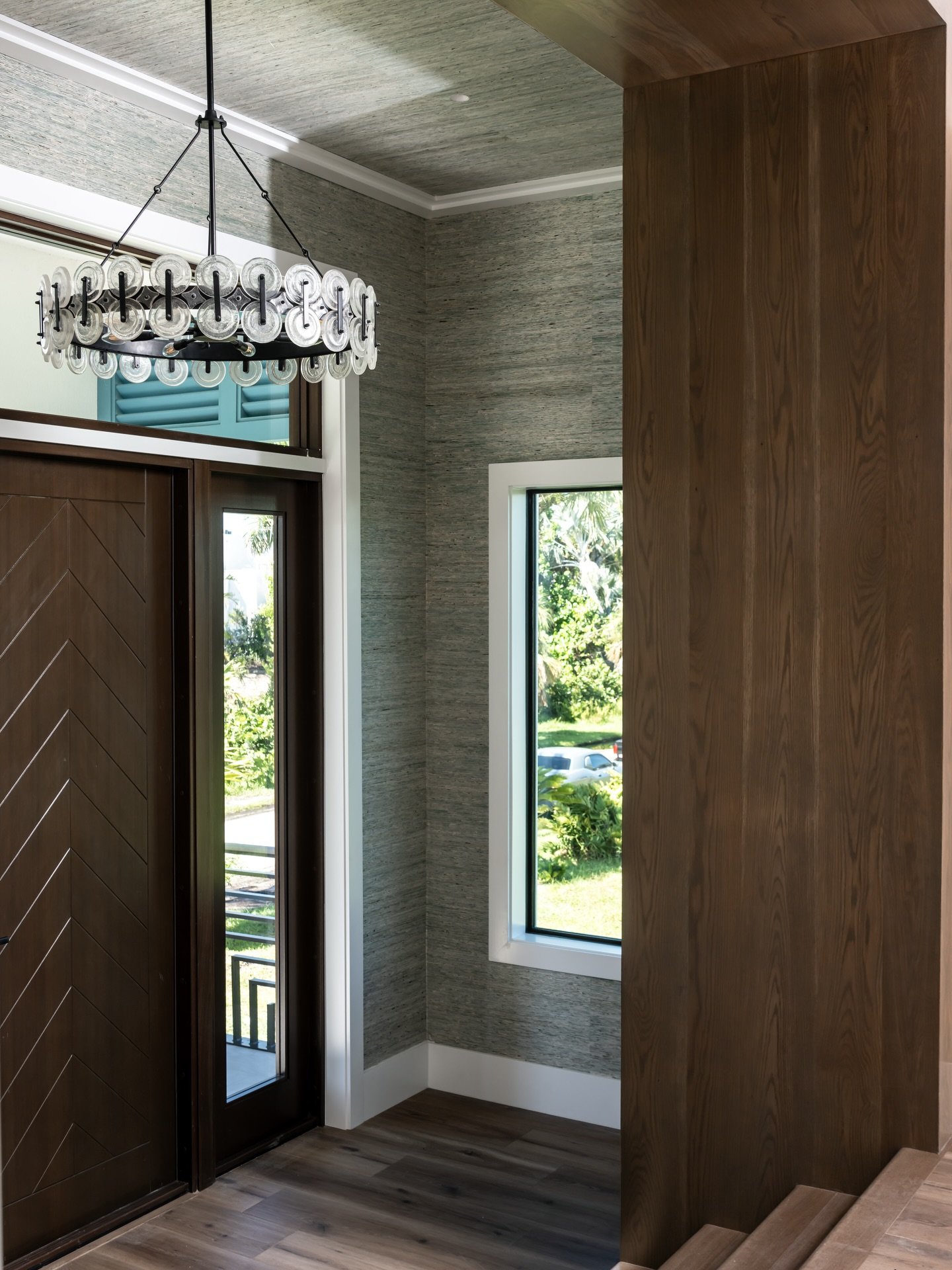 Foyer features ✨

Project: King Fisher 
Designers: @meg_carson @darbymichelle97 @chloeweatherford 
Photographer: @thelaurahenry 

#Foyer
#Entryway
#Design
#Wallpaper
#Interiors