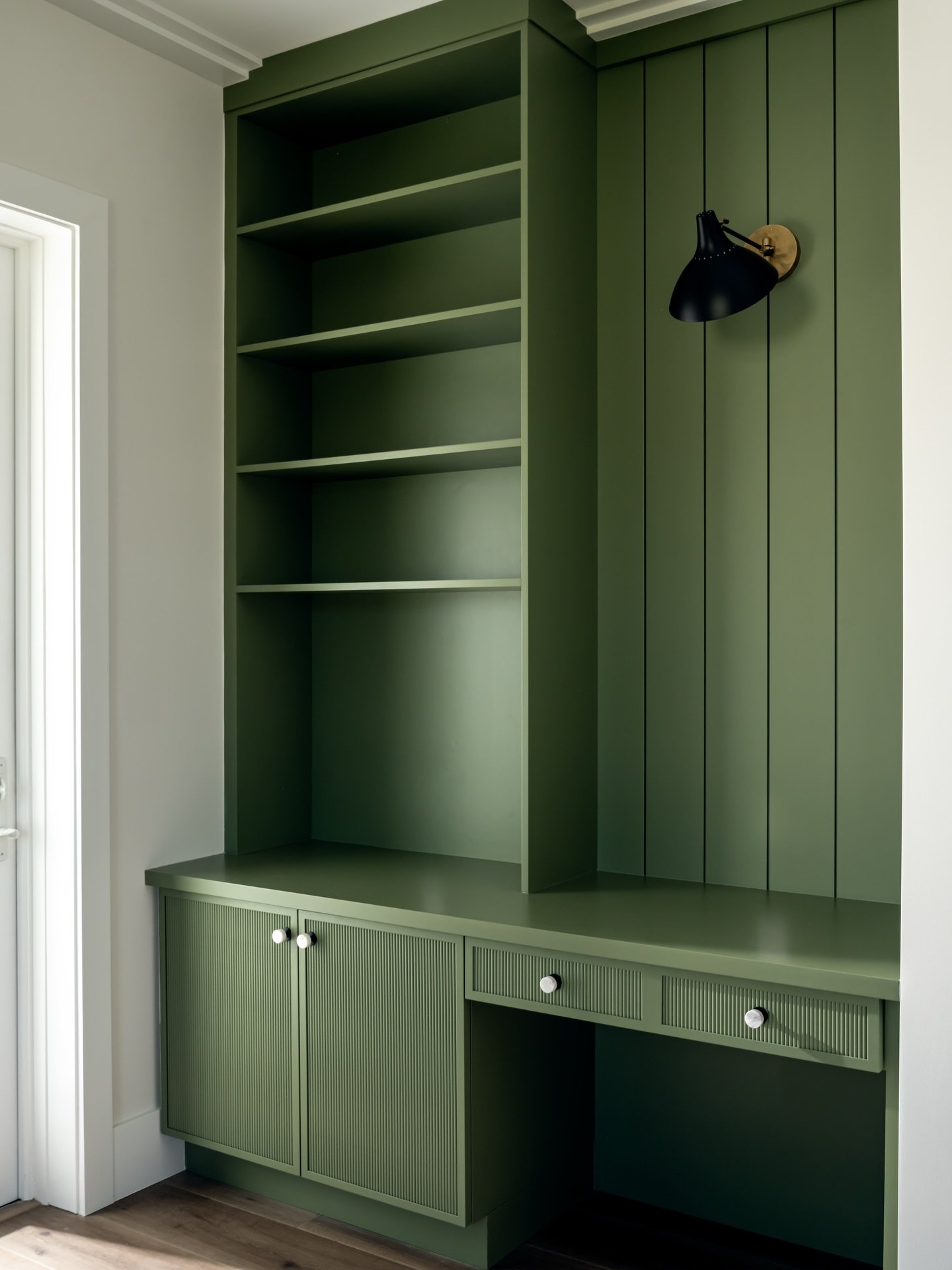 A #home Office enveloped in color, creating a striking and sophisticated workspace 📚

Project: King Fisher
Designers: @darbymichelle97 @chloeweatherford @meg_carson 
Photographer: @thelaurahenry 

#Study
#HomeOffice
#Design 
#Interiors