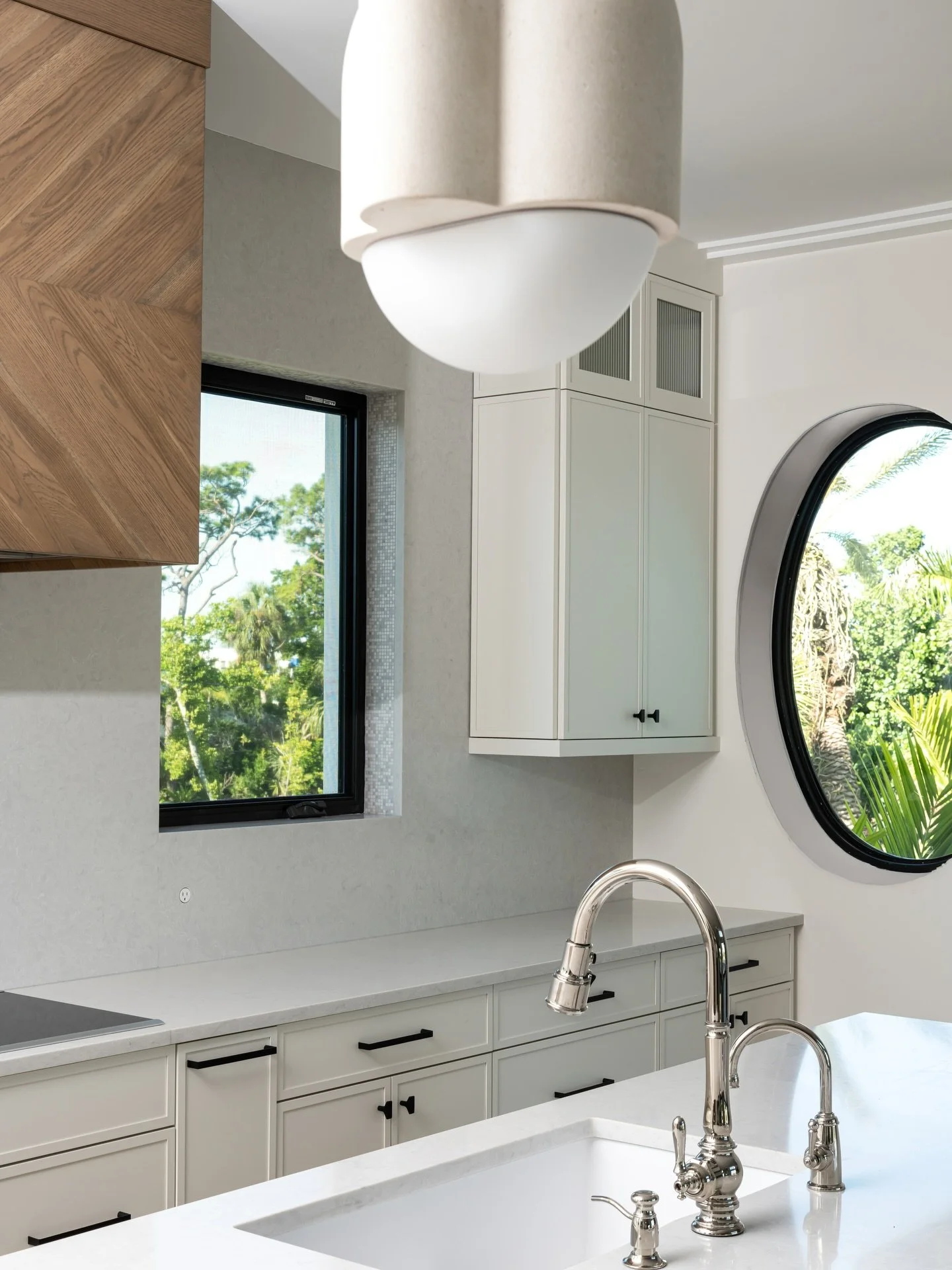 A modern kitchen with soft neutral cabinetry, black hardware, and statement lighting for this Longboat Key residence. 

Project: King Fisher
Designers: @darbymichelle97 @meg_carson @chloeweatherford 
Photographer: @thelaurahenry 

#Kitchen
#InteriorD