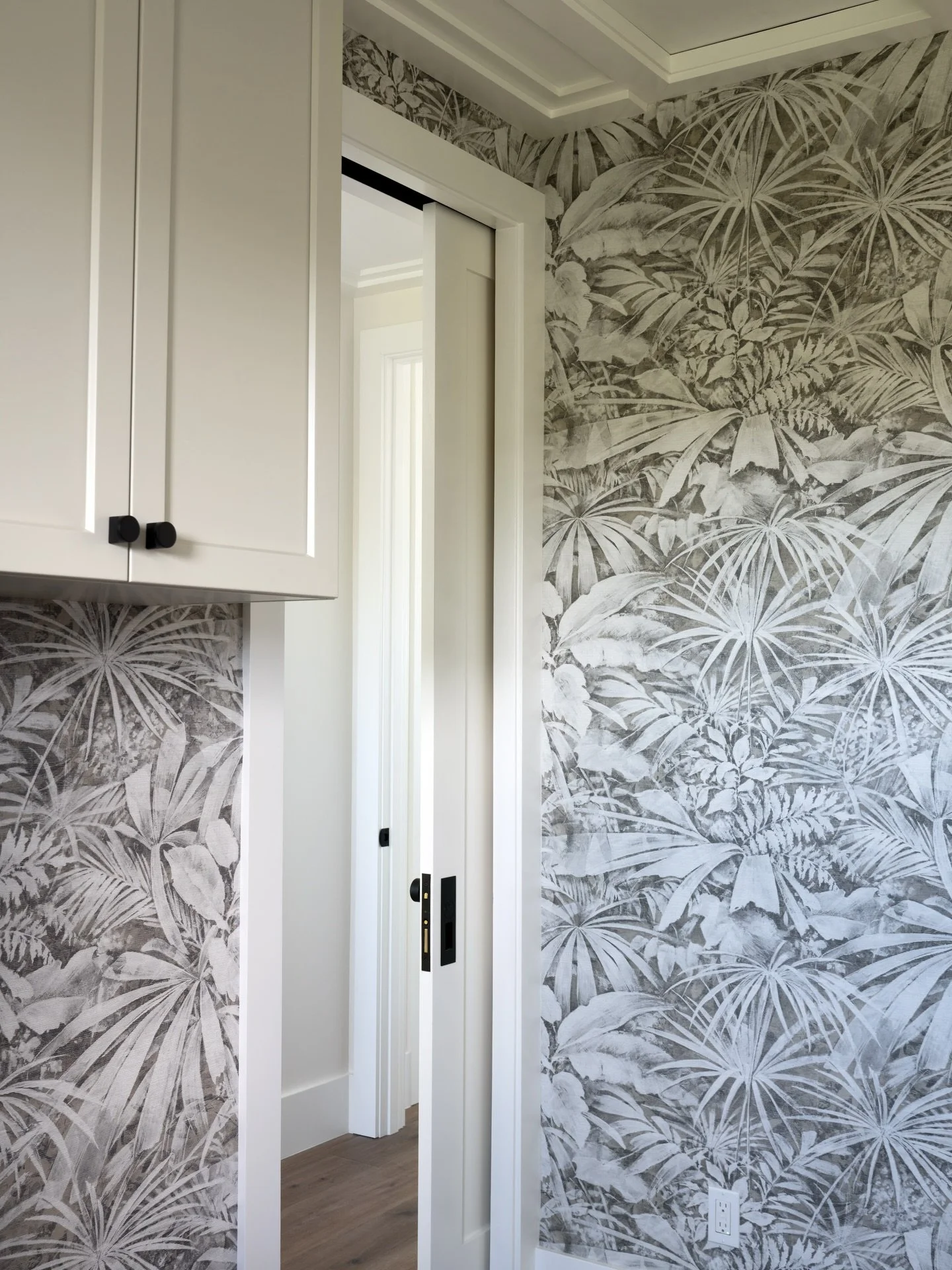 Proof that even the Laundry Room deserves a little drama ✨

Project: King Fisher
Designers: @darbymichelle97 @chloeweatherford @meg_carson 
Photographer: @thelaurahenry 

#Wallpaper
#WallpaperWednesday
#InteriorDesign
#HomeInspo
#LuxuryDesign