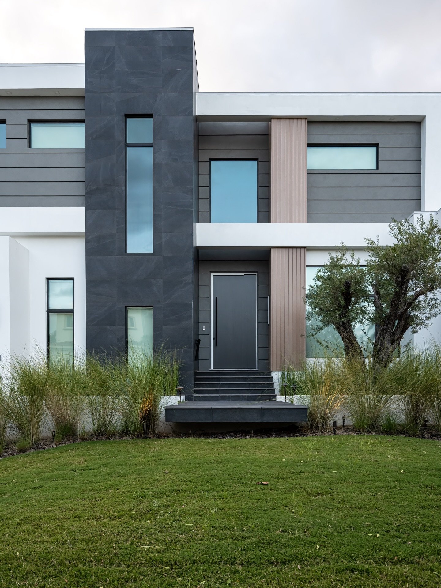 Set along the quiet canals of Longboat Key, this full-scale exterior and interior design was rooted in a seamless dialogue between architecture, landscape, and living.

The exterior establishes a strong architectural presence, while the interiors car