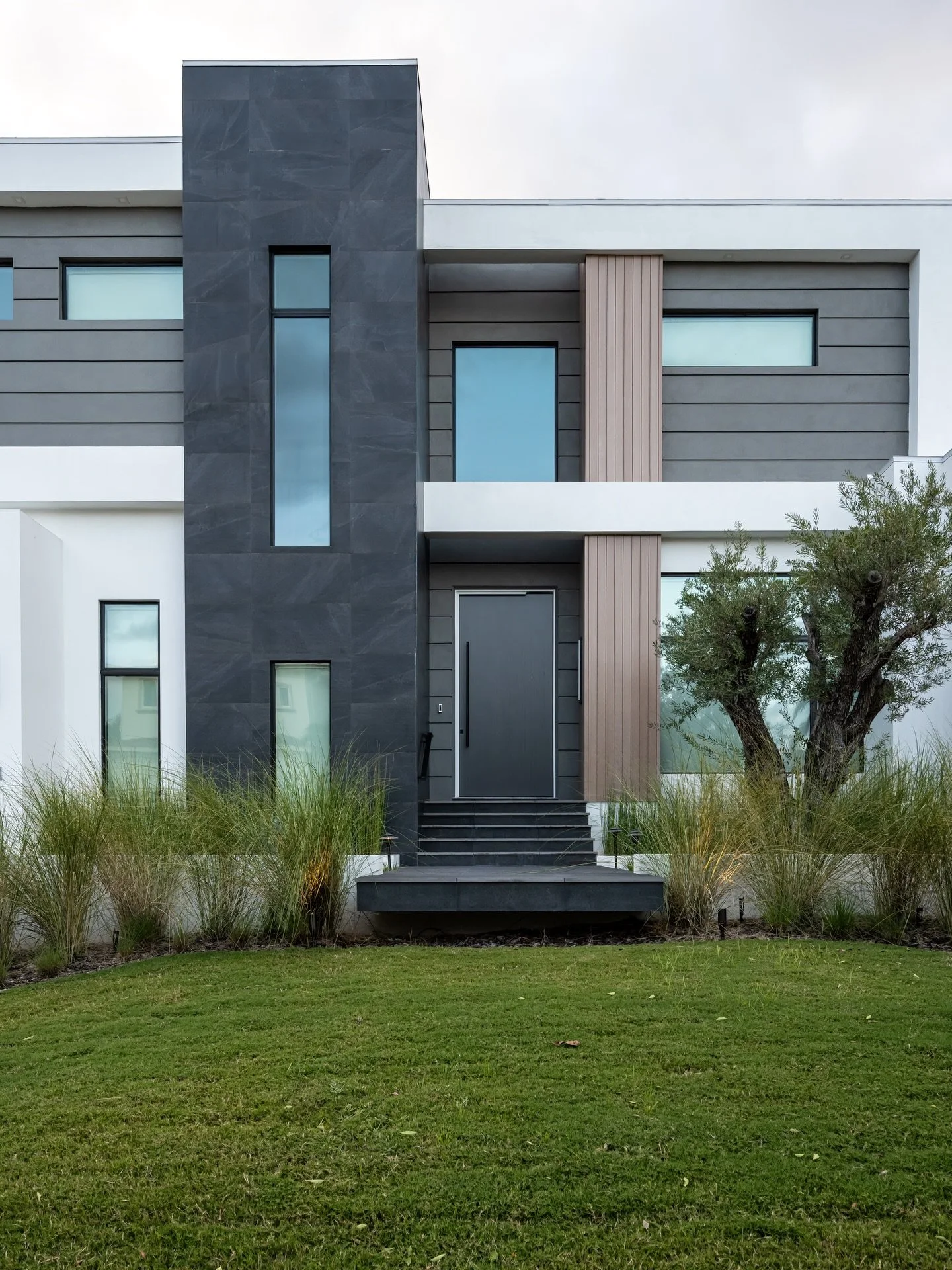 Set along the quiet canals of Longboat Key, this full-scale exterior and interior design was rooted in a seamless dialogue between architecture, landscape, and living.

The exterior establishes a strong architectural presence, while the interiors car