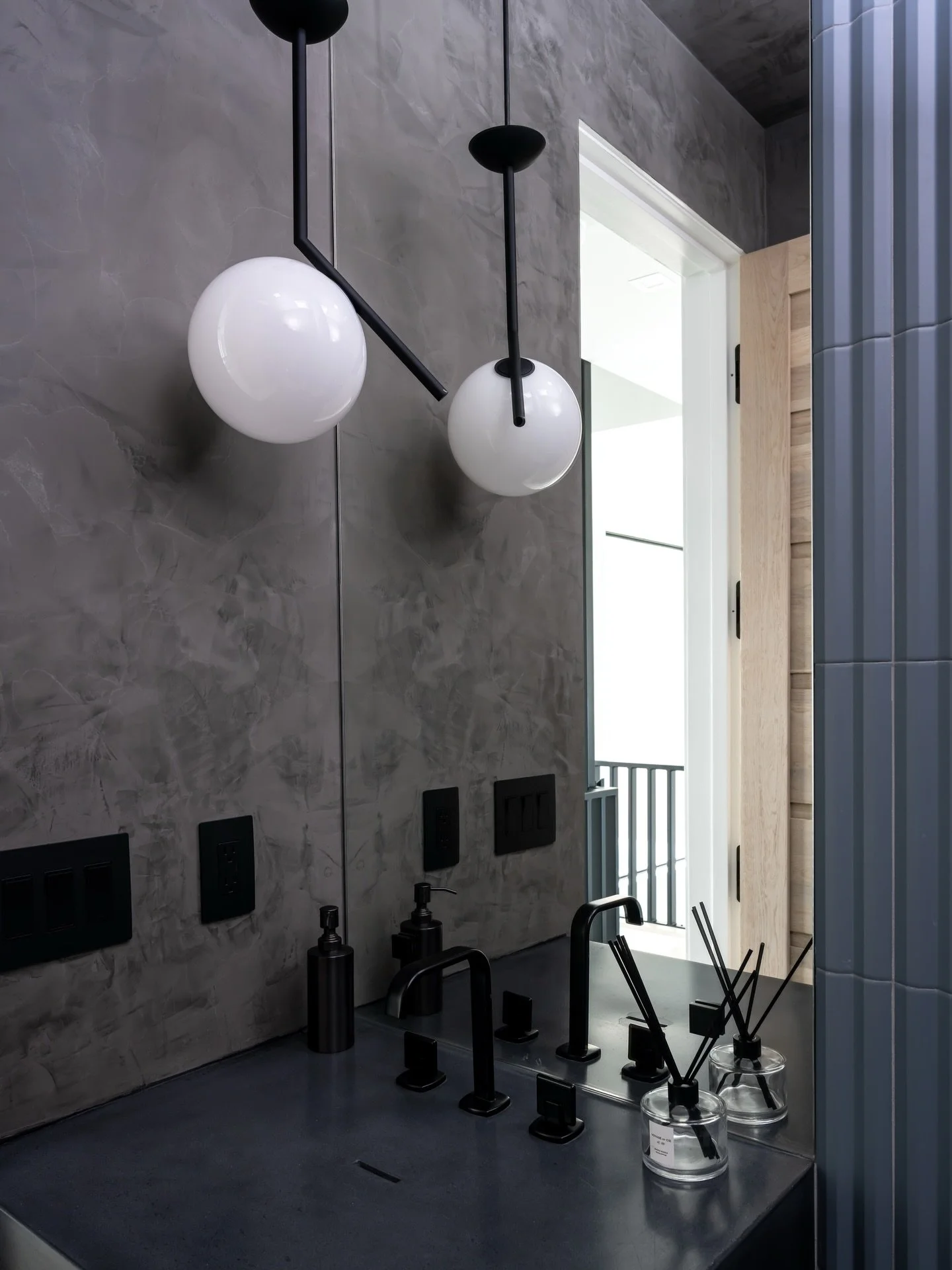 A moody, color-drenched Powder Bath where richly textured plaster walls set the tone, complemented by sculptural lighting that feels both bold and refined.

Project: Halyard 
Designer: @chloeweatherford 
Photographer: @thelaurahenry 

#Interiors
#Des