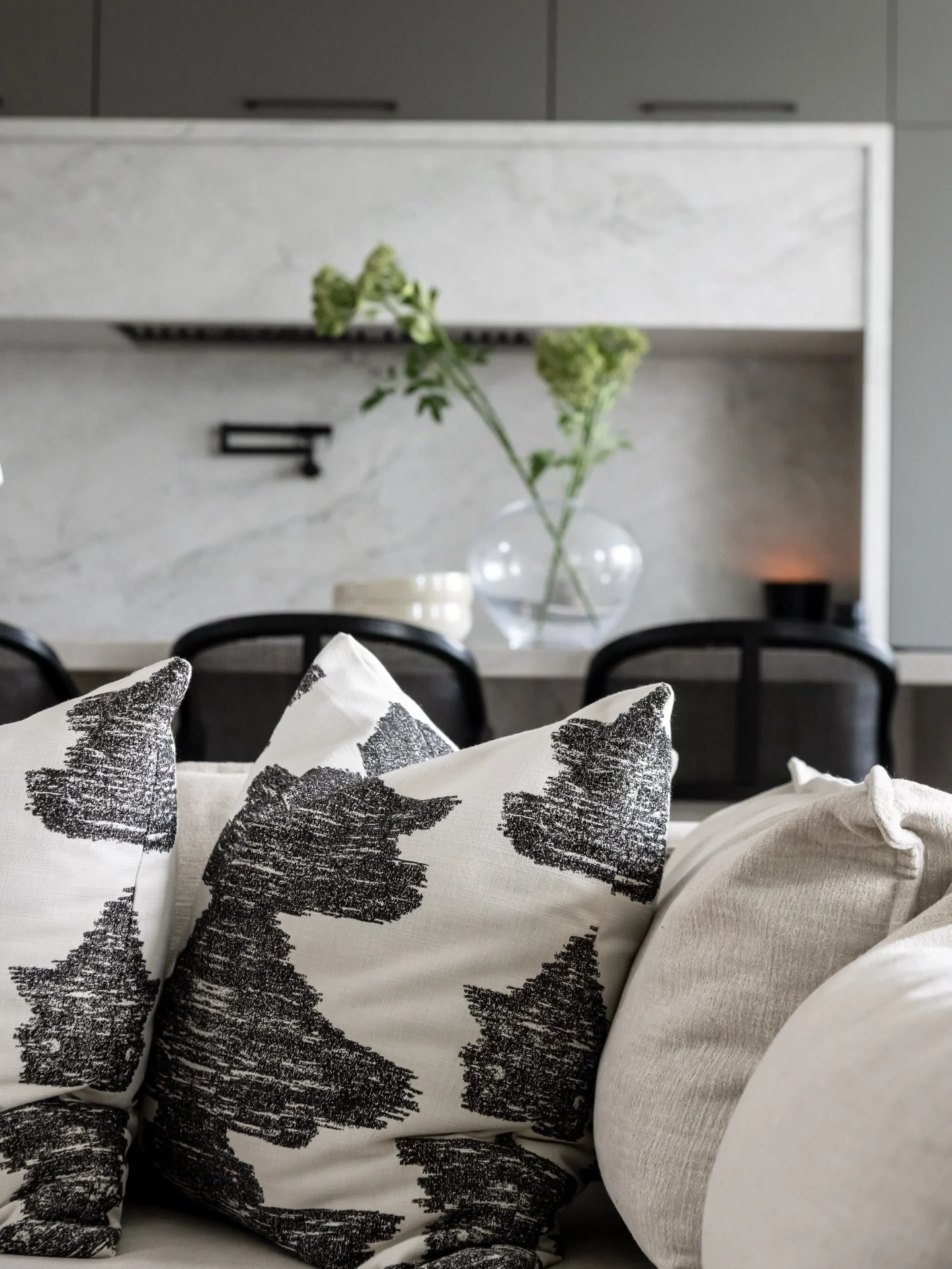Elevated finishes and intentional contrast bring a sense of quiet luxury to this beautiful Kitchen space. 

Project: Halyard
Designer: @chloeweatherford 
Photographer: @thelaurahenry 

#KitchenInspiration
#IntentionalSpaces
#InteriorDesign
#LuxuryHom
