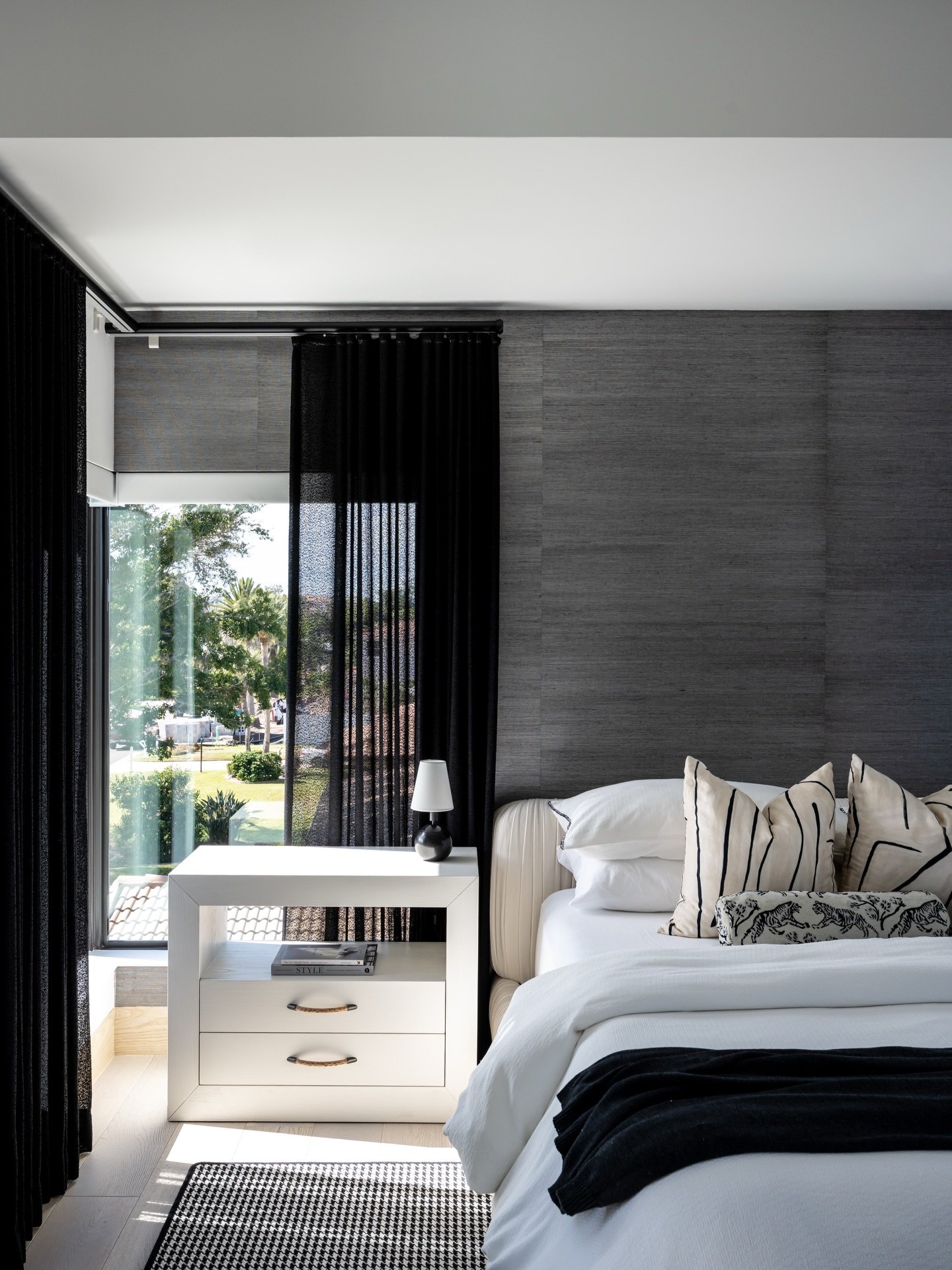 A beautiful Guest Room adorned in textured wallpaper and striking contrast, creating a quietly elevated retreat.

Project: Halyard
Designer: @chloeweatherford 
Photographer: @thelaurahenry 

#Contrast
#Design
#Interiors
#BedroomDesign
#InteriorDesign