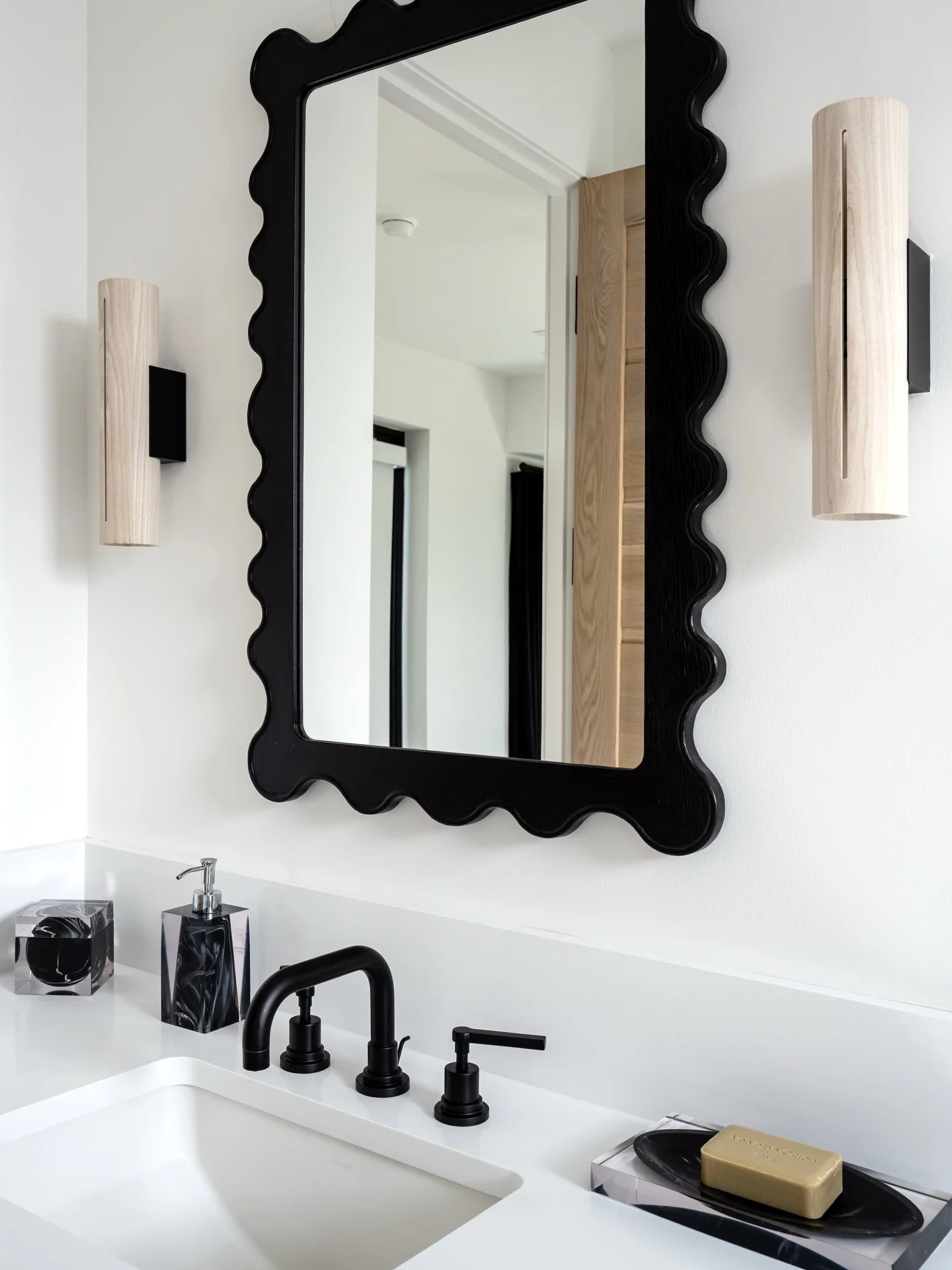 Where bold contrast is softened by elegant curves 🤍🖤

Project: Halyard
Designer: @chloeweatherford 
Photographer: @thelaurahenry 

#LuxuryHomes
#InteriorDesign
#BlackAndWhite 
#GuestBath
#HomeInspiration