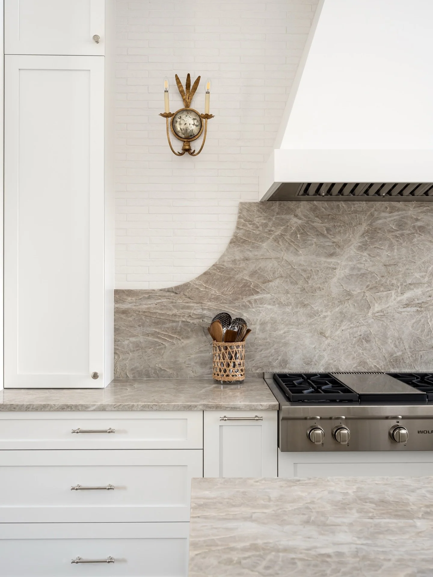 We're still obsessing over these Kitchen #details 

Project: Maison Taj
Designer: @darbymichelle97 
Photographer: @thelaurahenry 

#KitchenRemodel
#InteriorDesign
#HomeInspiration
#DesignDetails