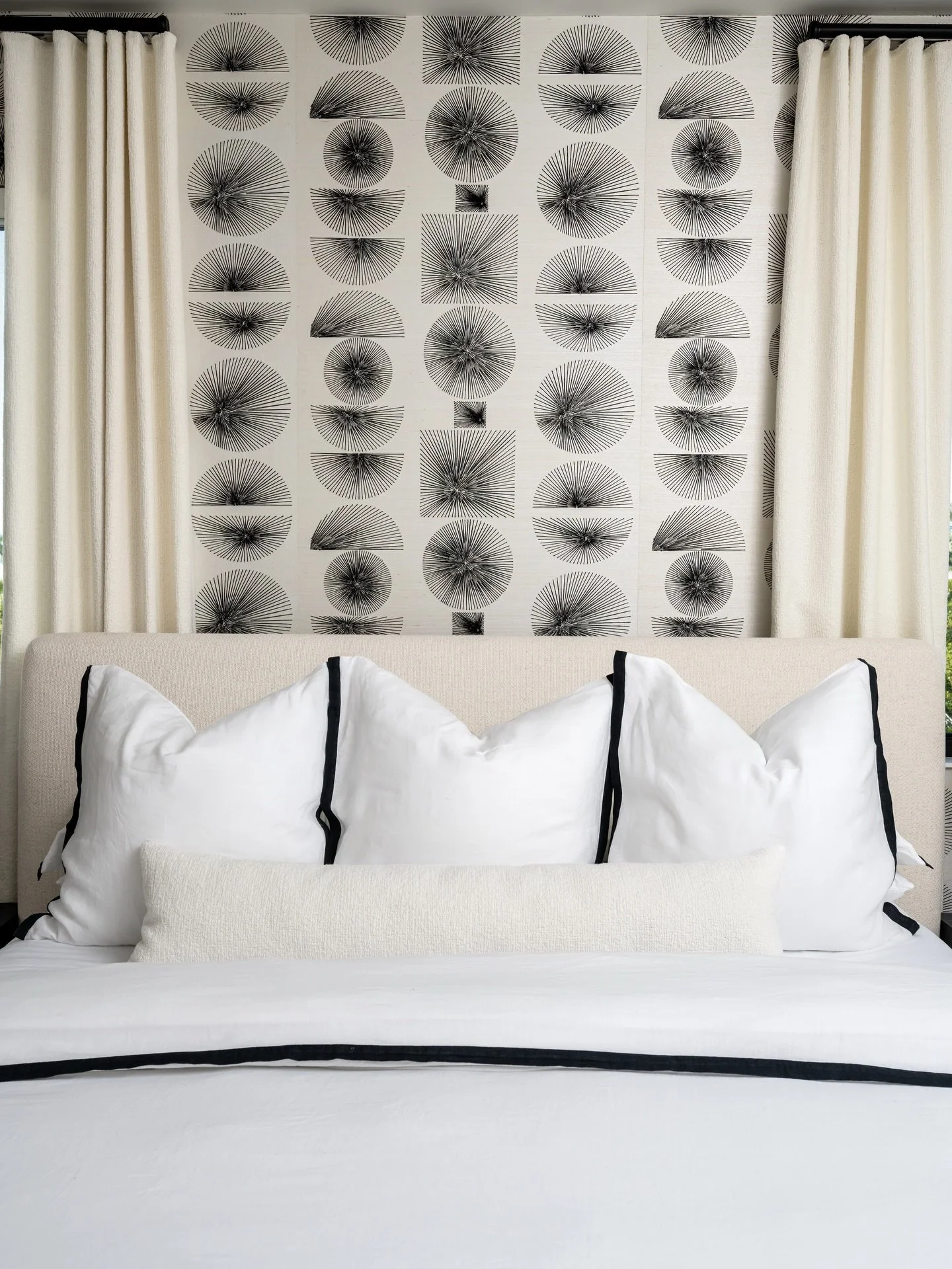 Thoughtful details and bold #wallpaper make this space quietly unforgettable.

Project: Halyard
Designer: @chloeweatherford 
Photographer: @thelaurahenry 

#InteriorDesign
#GuestBedroom
#BedroomDesign
#Interiors