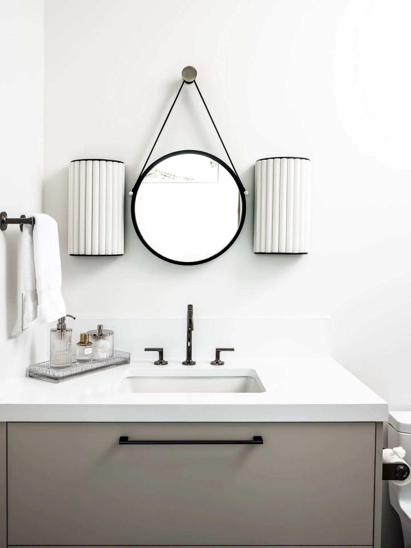 Thoughtful details &mdash; especially the statement lighting &mdash; give this Guest Bath its distinct character. ✨

Project: Halyard 
Designer: @chloeweatherford 
Photographer: @thelaurahenry 

#Lighting 
#Bathroom
#Design
#Interiors 
#Details