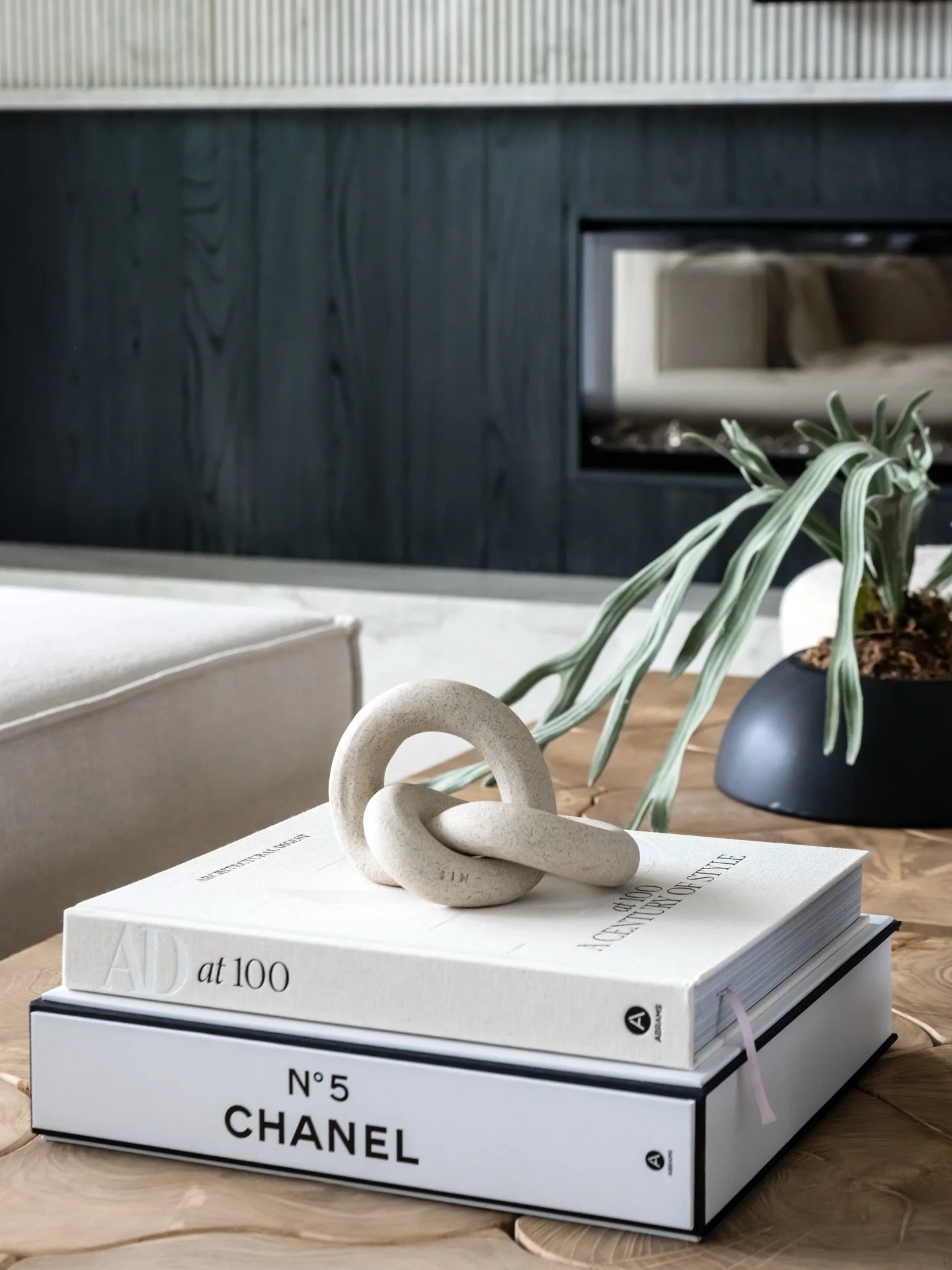 Designing spaces that balance quiet sophistication with everyday comfort.

Project: Halyard
Designer: @chloeweatherford 
Photographer: @thelaurahenry 

#Details
#Comfort 
#EverydayLiving
#InteriorDesign
#Neutrals