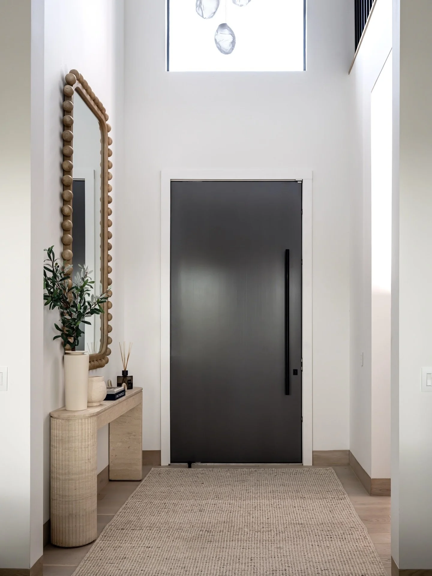 Thoughtful details from the moment you walk through the door.

Project: Halyard 
Designer: @chloeweatherford 
Photographer: @thelaurahenry 

#Foyer
#Lighting
#InteriorDesign 
#LuxuryHomes
#CustomInteriors
