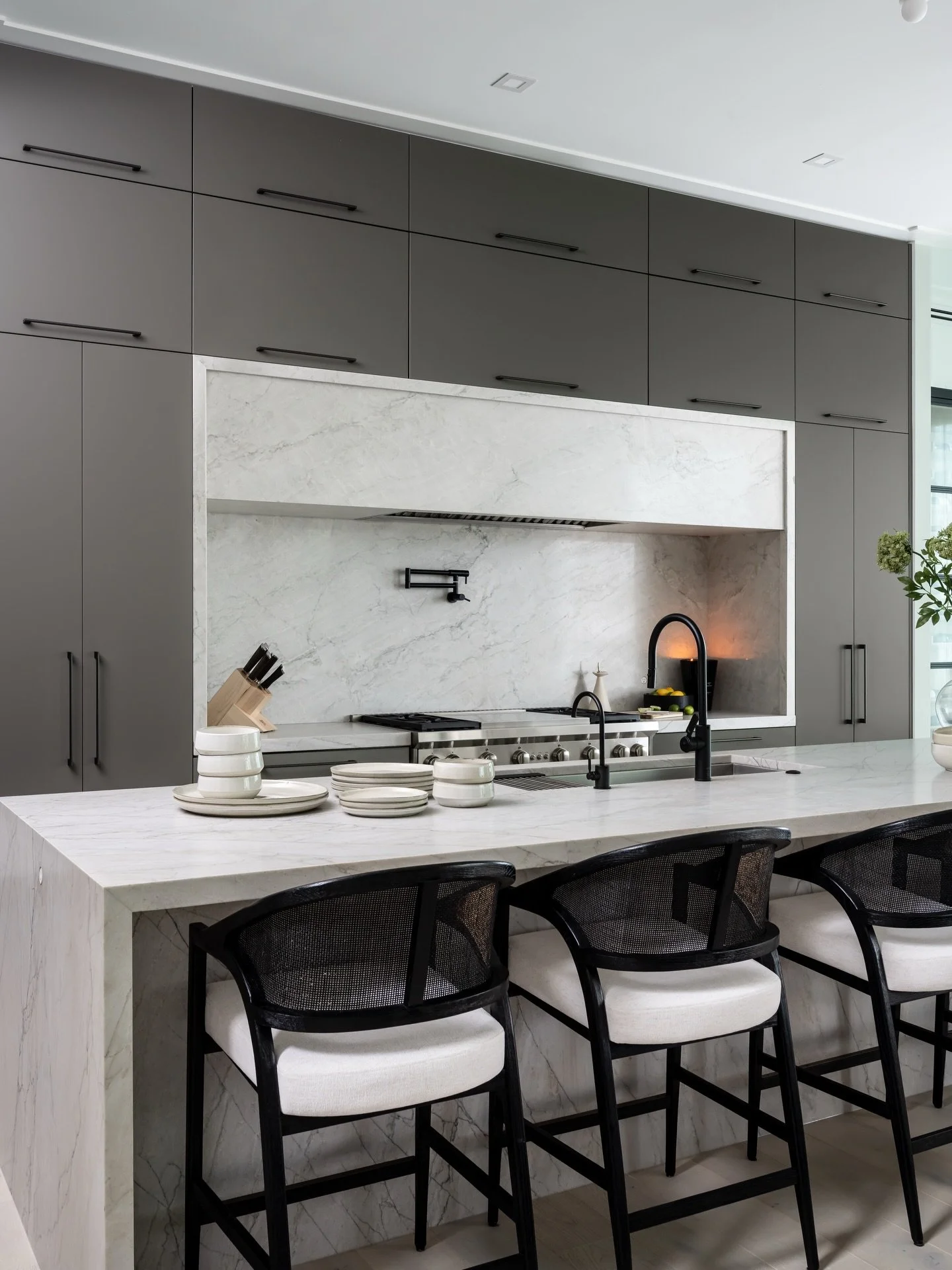 Modern contrast and thoughtful details create a Kitchen space that's stunning and intentional. 

Project: Halyard 
Designer: @chloeweatherford 
Photographer: @thelaurahenry 

#Kitchen 
#KitchenInspiration
#KitchenDesign 
#InteriorDesign
#Home
