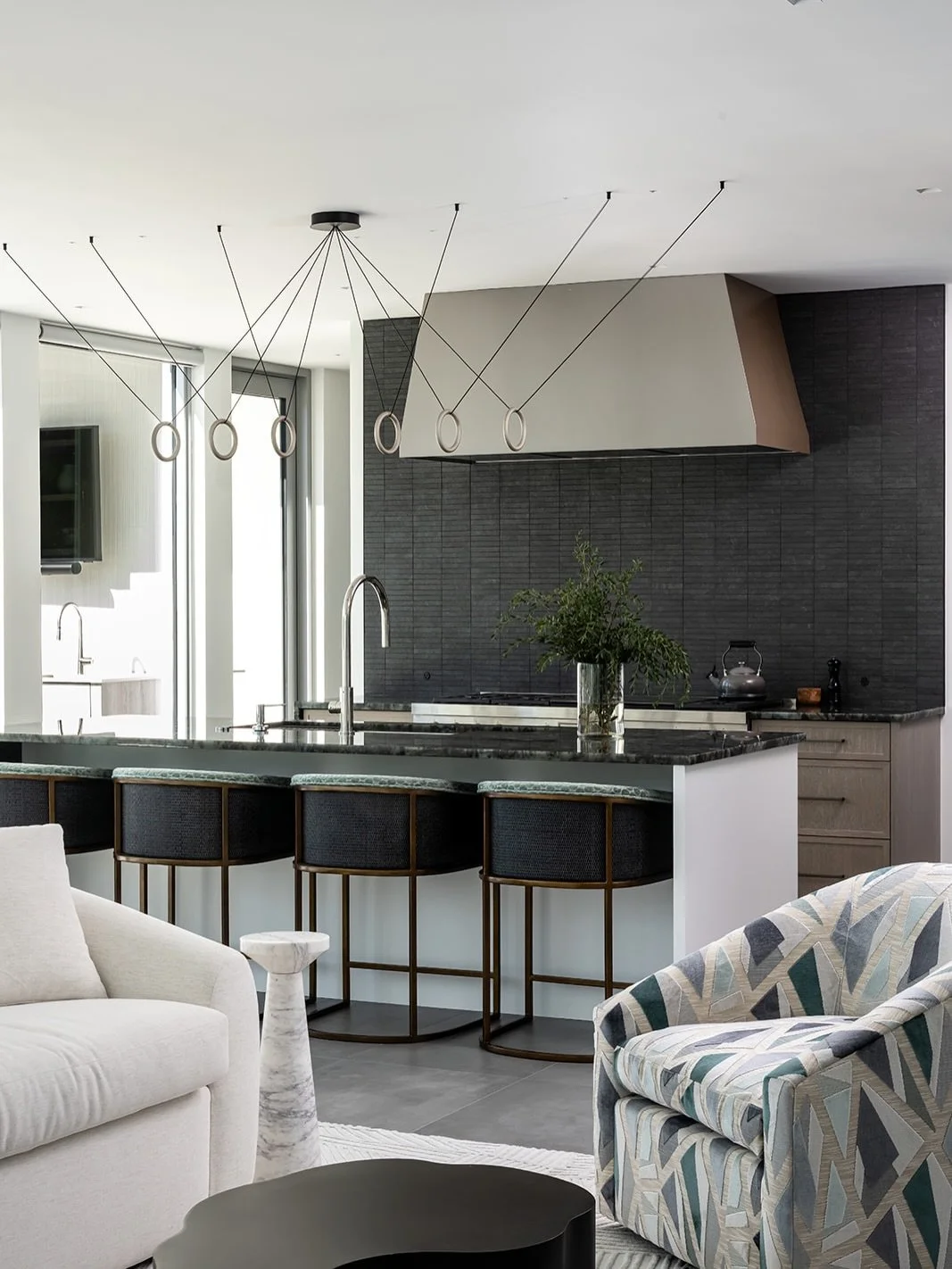 Thoughtful design elements and custom pieces create a living space that feels both refined and inviting.

Project: Modern Matter 
Designer: @chloeweatherford 
Photographer: @thelaurahenry 

#Interiors
#Design
#LuxuryHomes
#Finishes
#Custom