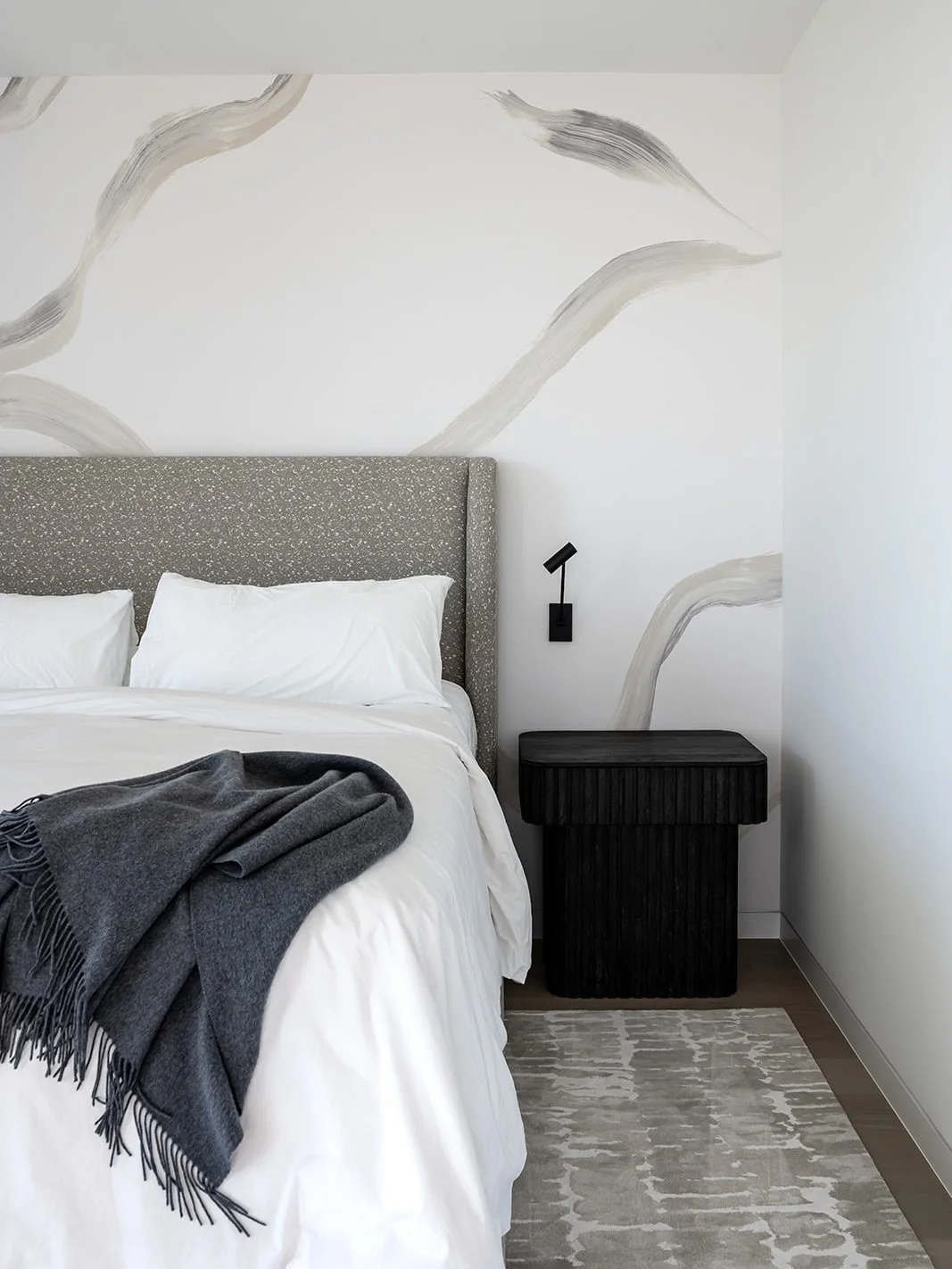 Both are designed to make an impact&mdash;but which speaks to your style? Wallpaper 🤍 or wallplay ✨?

Project: Modern Matter
Designer: @chloeweatherford 
Photographer: @thelaurahenry 

#DesignDebate
#Bedroom
#InteriorDesign
#Wallpaper
#WallplayArt