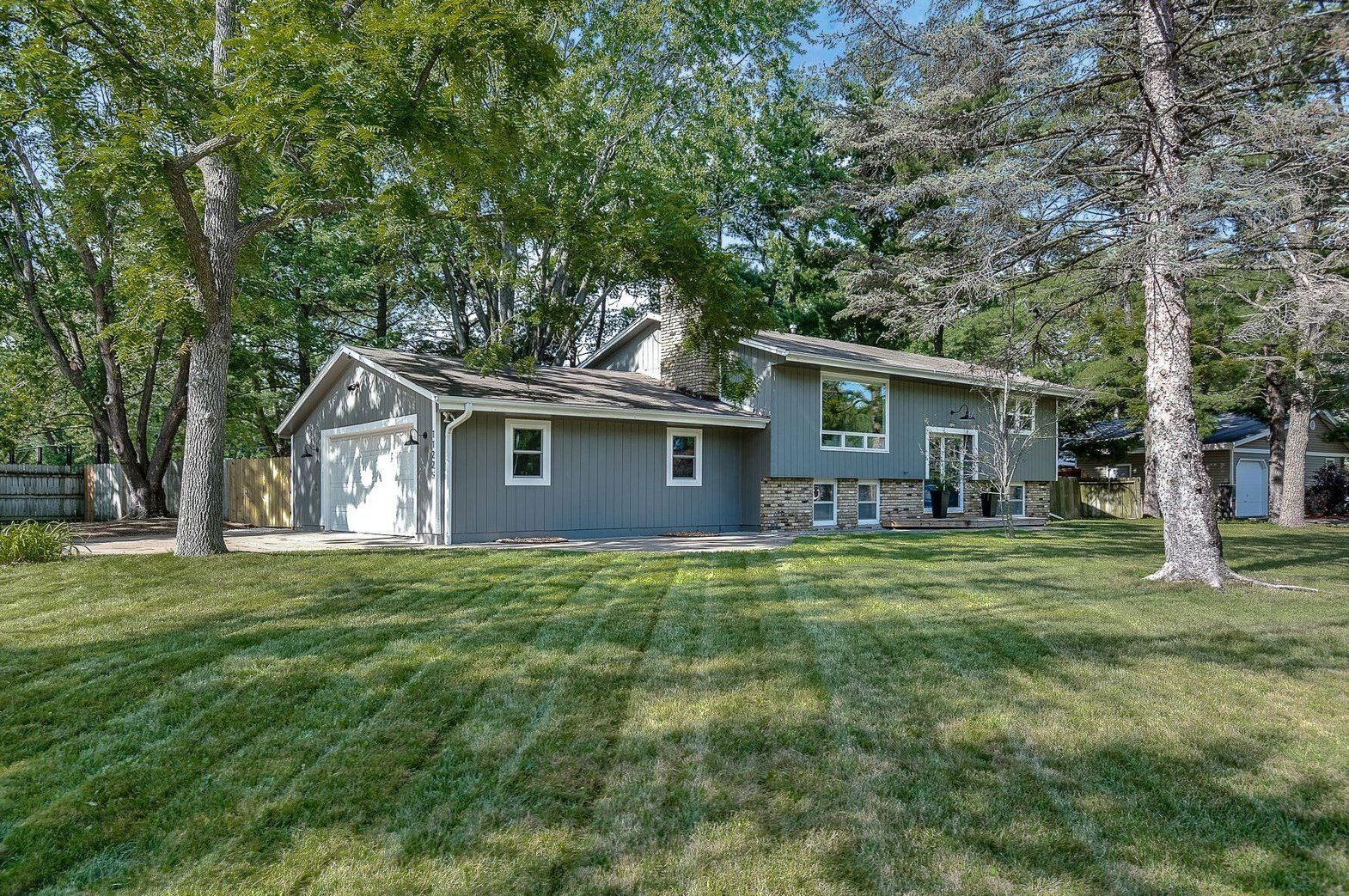 ✨ C O M I N G ✨ S O O N ! ✨⁠

11225 Maryland Ave N
Champlin, MN 55316

4 bed / 2 bath / 2 garage / 1,819 sqft⁠

Welcome to this fully remodeled home in Champlin! With 4 bedrooms + 2 bathrooms, this home is flooded with natural light throughout. Some 