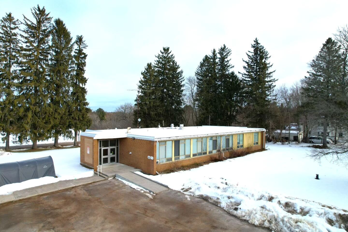 1047 Portage Road, Kirkfield

The most interesting listing you'll see today!

Extensively renovated to include a 2 bedroom, 2 bathroom living quarters with full kitchen, this single-level elementary school in the heart of Kirkfield is something to se