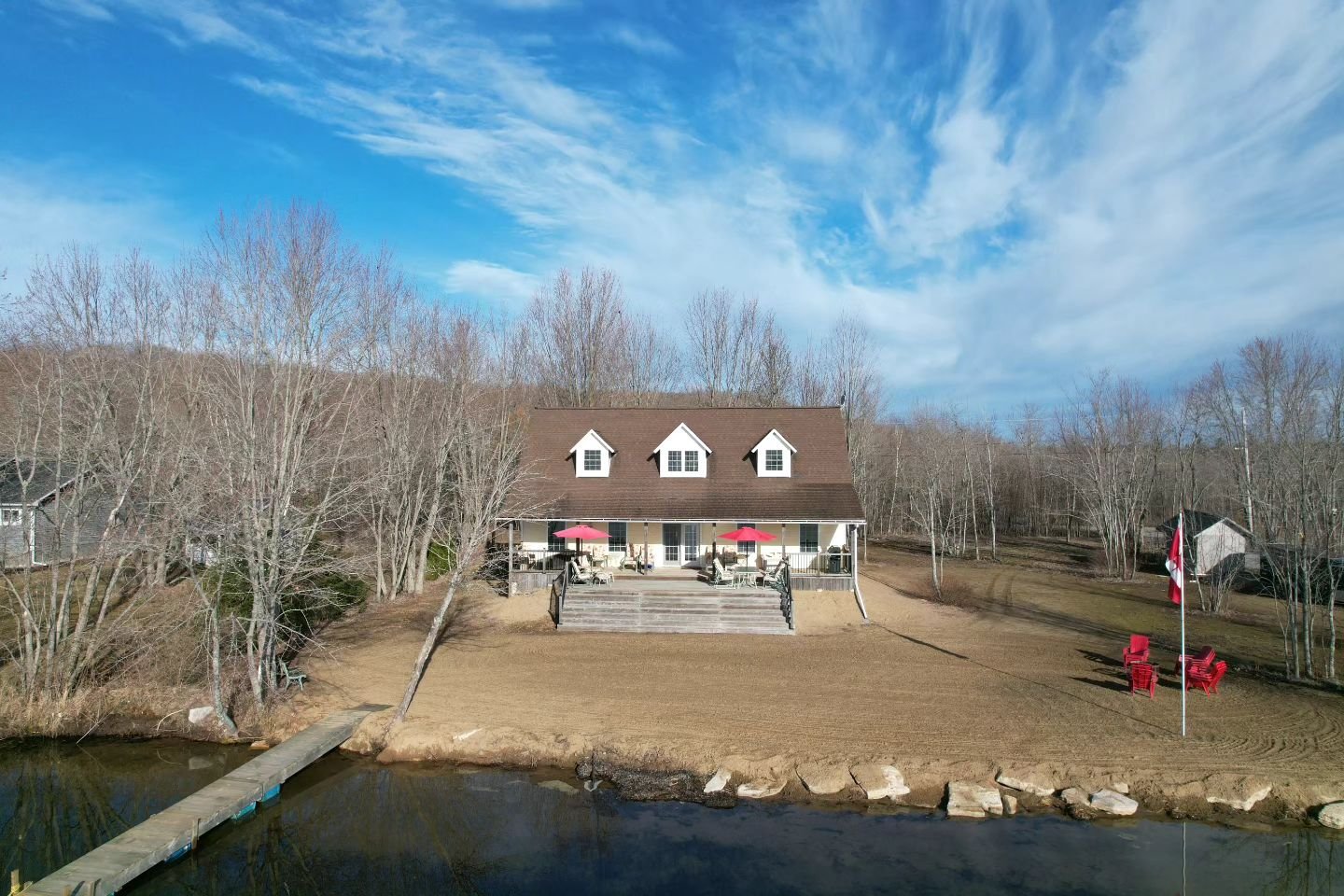 📍126 Baker Blvd, Head Lake
This delightful 1675sqft costal-inspired fully furnished waterfront cottage with big lake views sits on 160ft of sandy shoreline on picturesque Head Lake.
3 🛌 
1.5 🛁 
🌲 0.73 acres
🌊 160ft waterfront

Offered at $1,100,