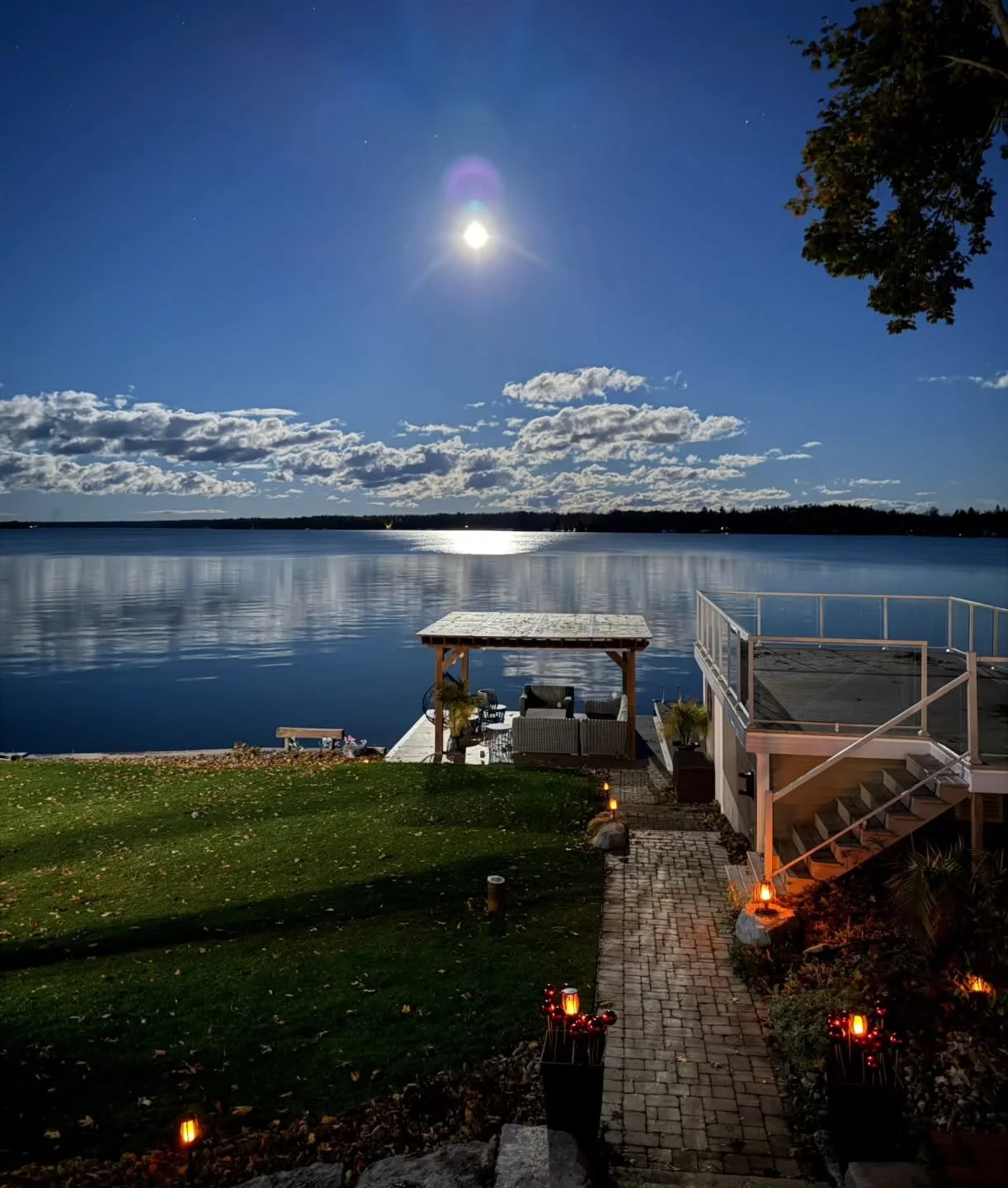 Lake life views, where daylight savings isn't so bad 🌕

This November's Super Moon is the brightest of the year and is also known as the Beaver Moon. It is named after the beaver because this particular supermoon happens at the time of year when the