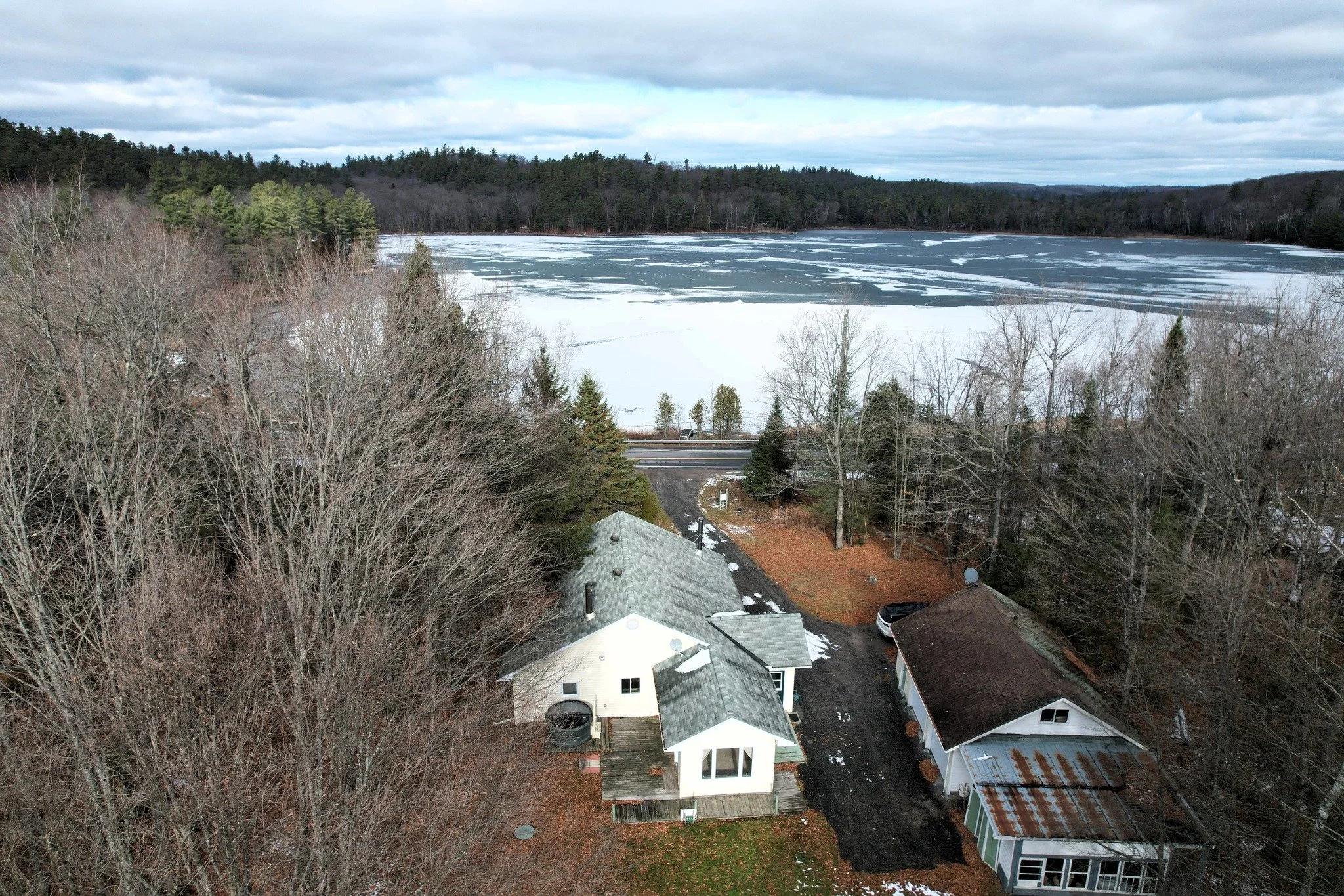 📍18063 Highway 35, Algonquin Highlands
🔥$414,900

Magnificent views over Saskatchewan Lake in the picturesque Algonquin Highlands!

Welcome home to 18063 Highway 35, a tidy 3 bedroom bungalow on an approx 0.6 acre private country lot and a detached