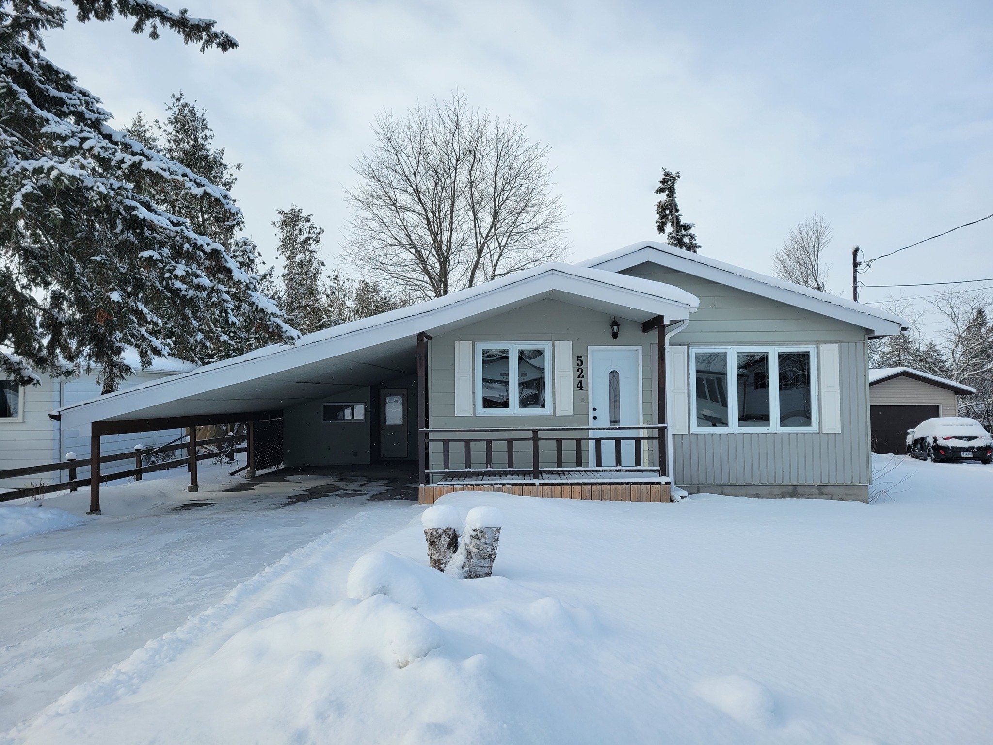 🏡940sqft move-in ready charmer in the heart of Beaverton💙
🛌2 bedrooms
🛁4pc bath with heated flooring
🚗covered car port with double-wide paved driveway
📦tall crawl-space for superior storage
🌳private back yard
🛒in the heart of Beaverton close 