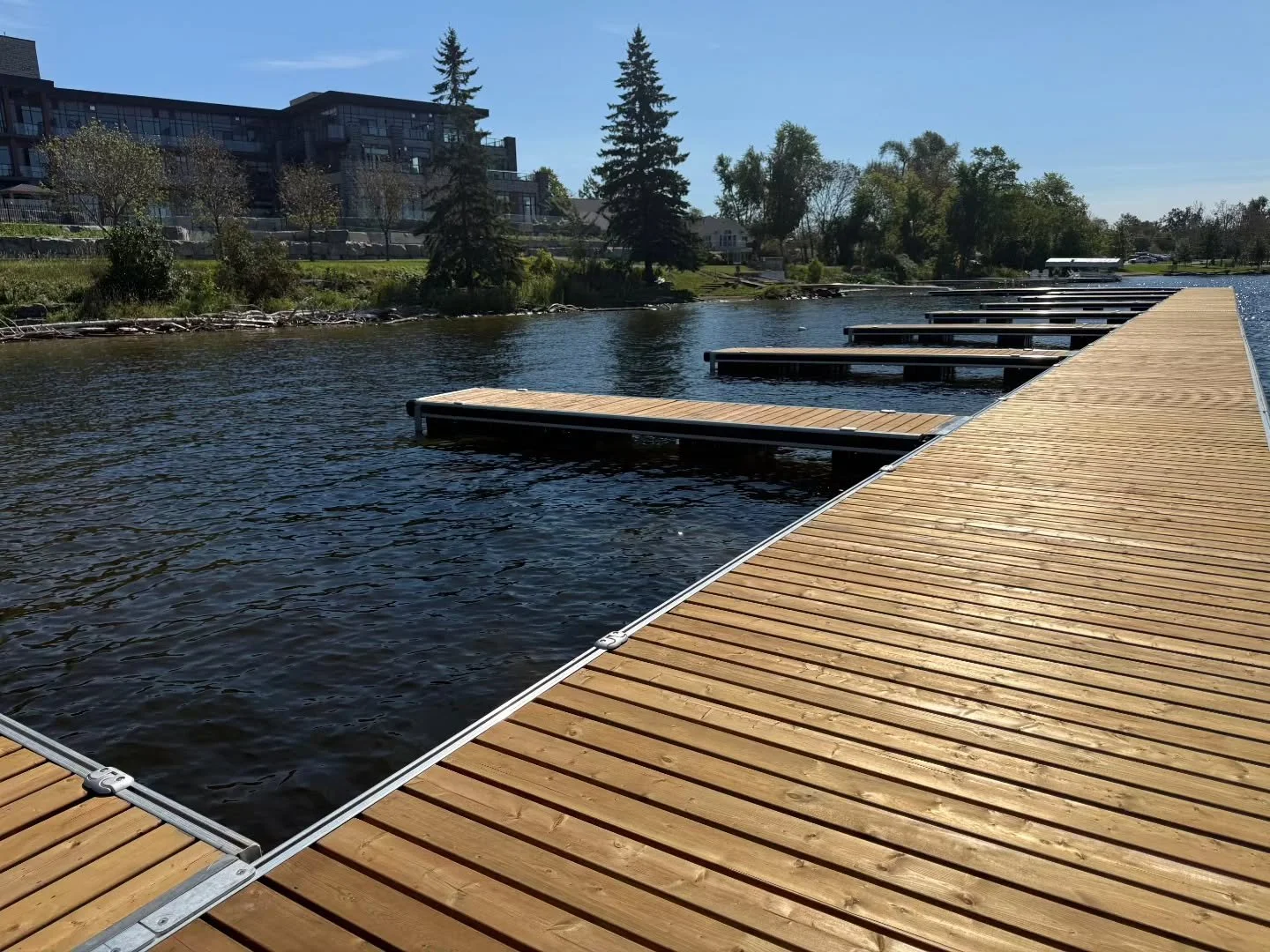 The new docks are in at The Moorings and they are looking 🤌🏼✨️ chefs kiss

For owners looking to take advantage of living on the lake, these private dock spaces are available for long term lease with the Trent Severn Waterway.

Lakefront living, el