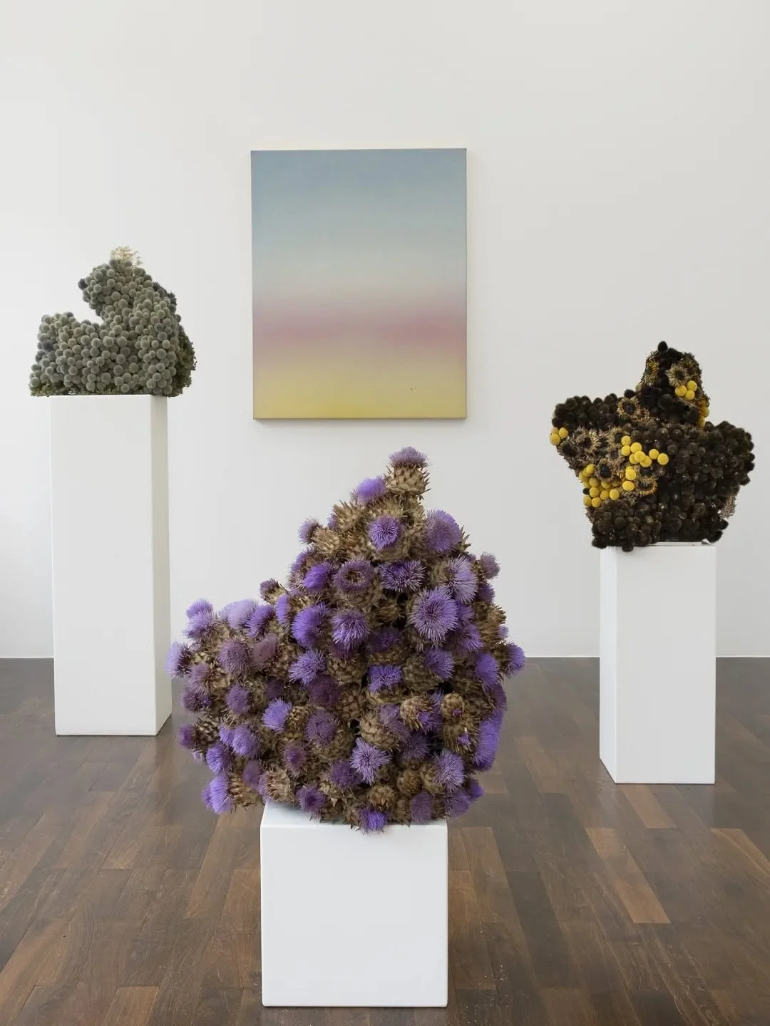 Sometimes visions magically come true.
This is what happened with Valentina at @parriblank during her exhibition "Soft Construct."
The idea of combining my paintings with floral sculptures has been with me for a long time. It was @carlabe