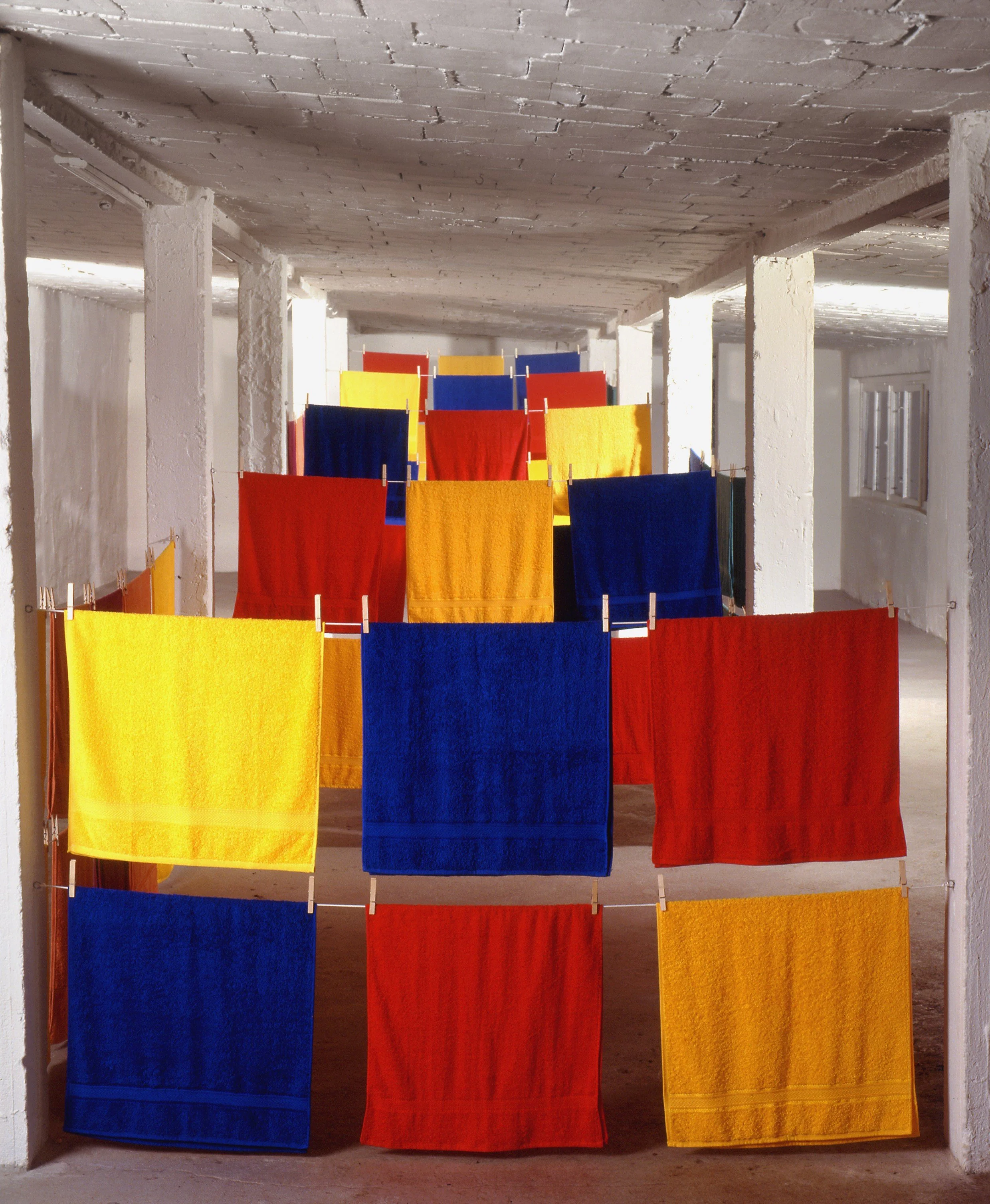  Fahrradhalle,  Installation view, 2000 48 colored terry cloth towels, clotheslines, clothespins Foto: Fabian Piwonka 