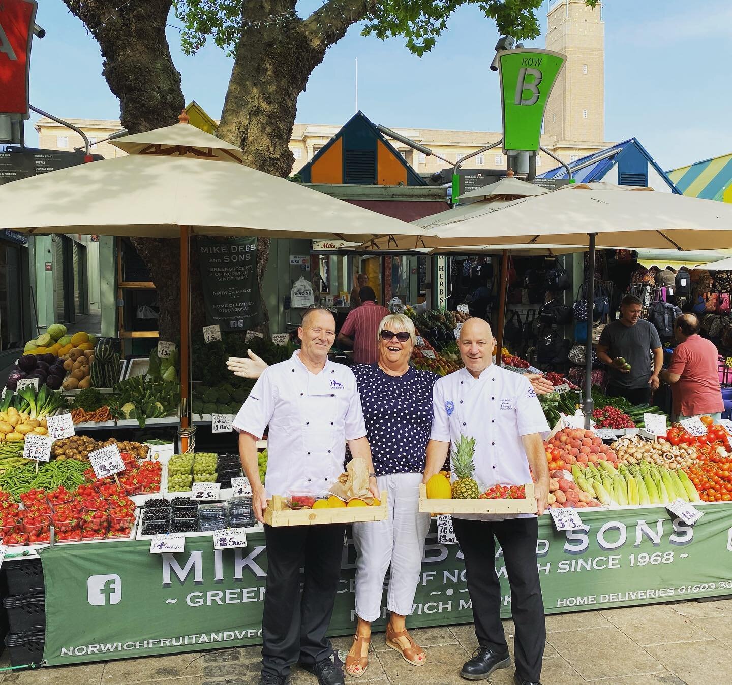 Fresh fruit ready for the boys and girls at @jarroldnorwich @jarroldfood today.

Over the years they have become more than good customers to us! Always a pleasure chaps! 

#norwich #norwichmarket #mikedebsandsons #jarrolds #jarroldsfood #fresh #fruit