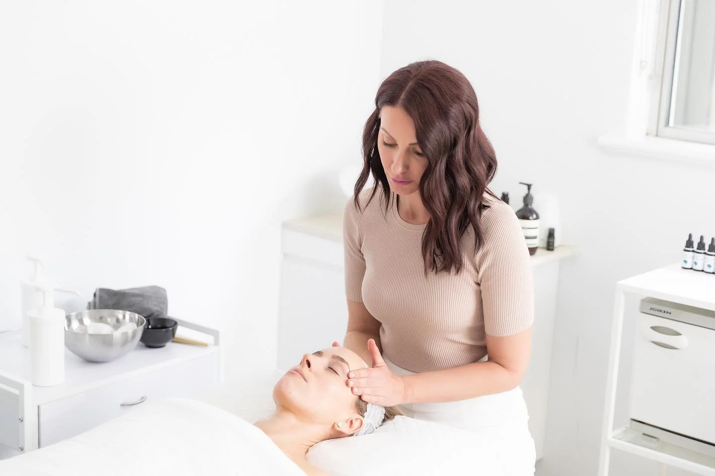 Have you made your December facial booking/s yet? With limited availability left for December and January I highly recommend booking in now! 
I can&rsquo;t wait to see you and get your skin glowing xxx

Online booking link is in my bio 💫 

#guasha #