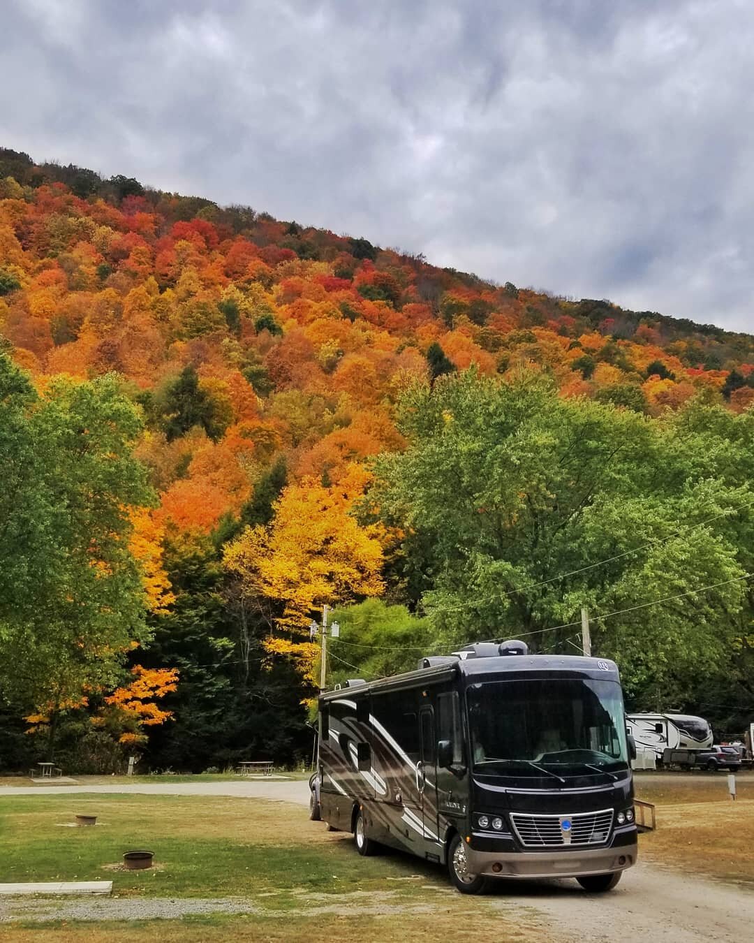 Moving Day!! We got Road Rambler (our nickname for our @holiday_rambler RV) all packed up and ready to roll!  But we couldn't leave without grabbing a quick snap of the incredible backdrop we enjoyed for the last 5 days!
.
When we arrived, the mounta