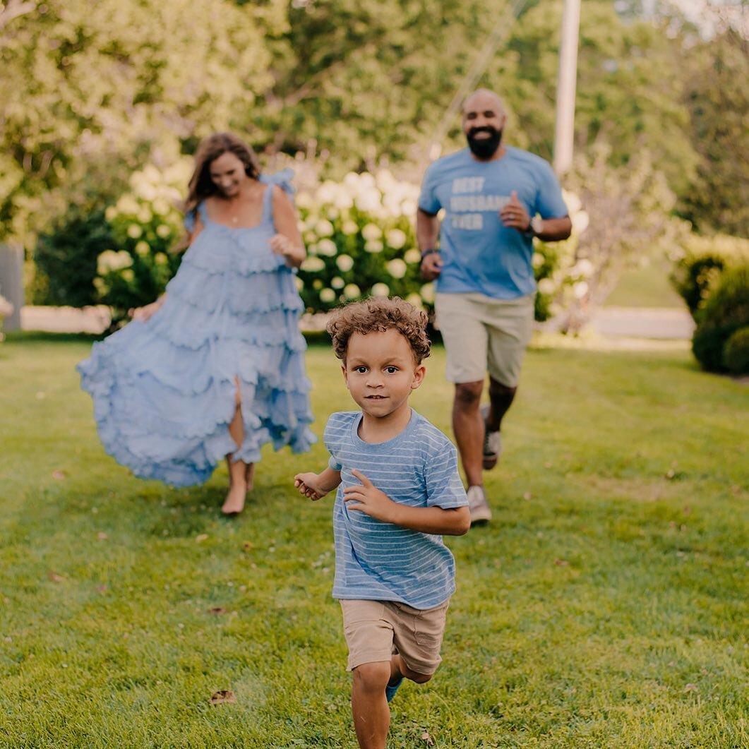 ✨Chasing Summer ✨

I&rsquo;m not sure who goes faster Kade or Summer 🤔 

I&rsquo;m so thankful we were able to team up with @elyrosephotography + @starbrightfarm to squeeze in our summer family photos. I absolutely love documenting Kade&rsquo;s grow