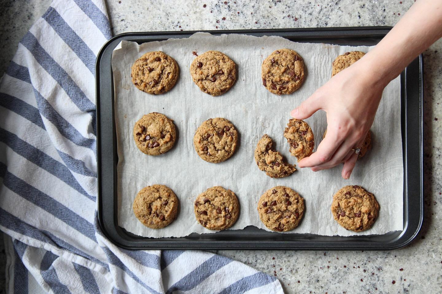 Who else has a hard time waiting for the cookies to cool? 🙋&zwj;♀️🙋&zwj;♀️🙋&zwj;♀️🙋&zwj;♀️ #StellarEats #HealthyEatsThatTasteLikeTreats