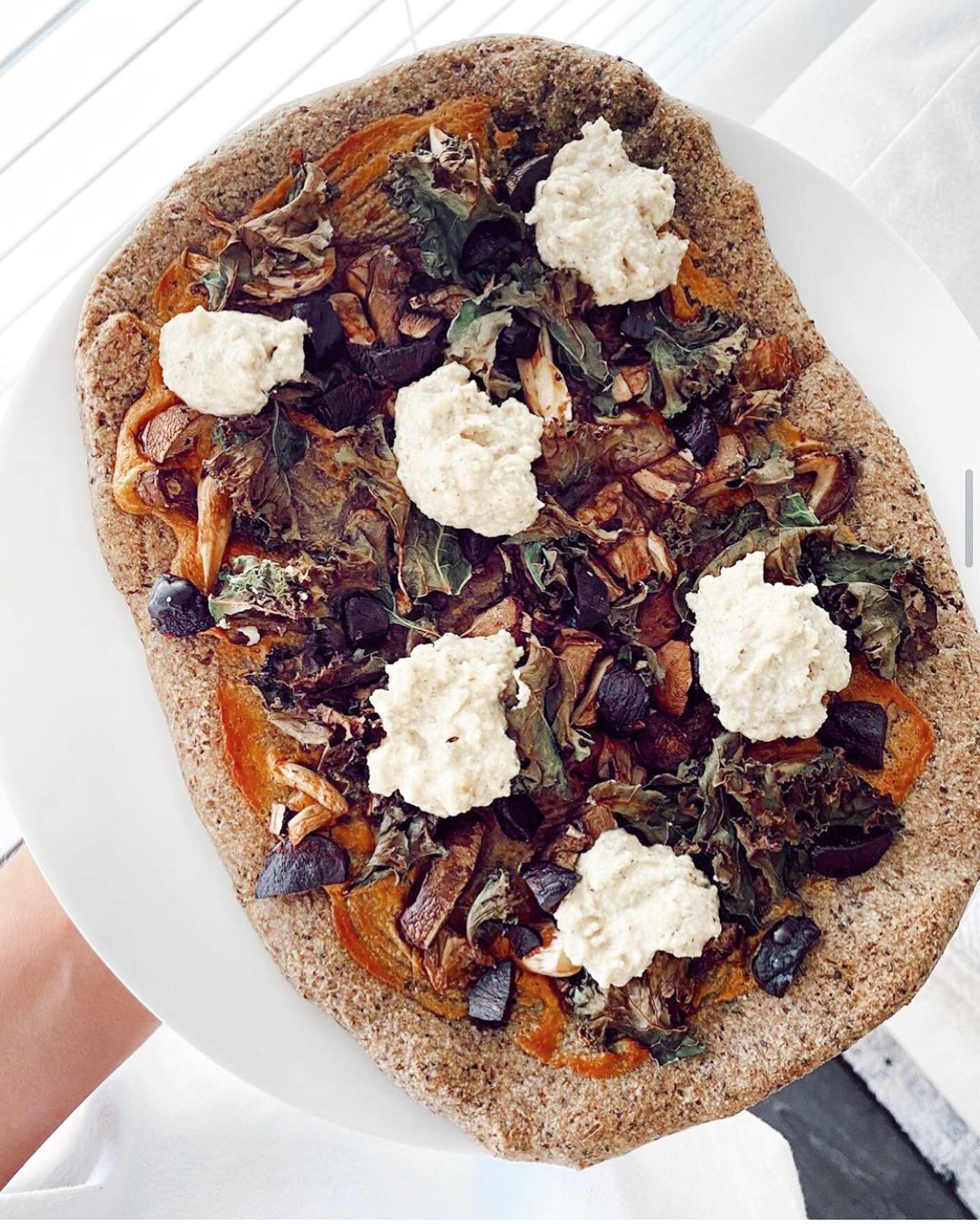 This vegan kale mushroom pizza has us like 🤤🤤🤤 topped with cashew alfredo sauce, oyster and cremini mushrooms, crispy kale and almond ricotta!! We&rsquo;ll just be over here dreaming of this masterpiece by our Stellar Baker: @baileyjst #StellarEat