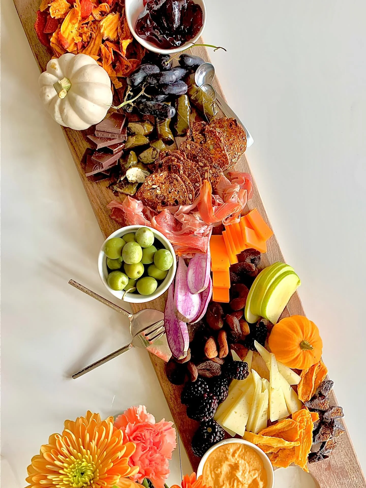 Charcuterie ready for Thanksgiving?!? Inspo for you! 🧀🍷🦃 🥖