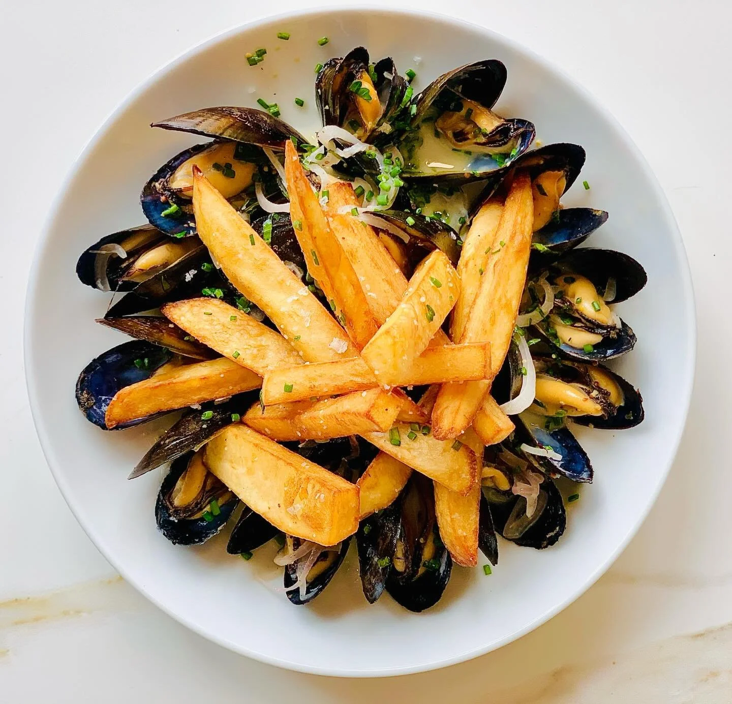 Learn to master the art of Moules Frites, crispy golden potatoes and buttery garlic wine sauce! #datenightinparis