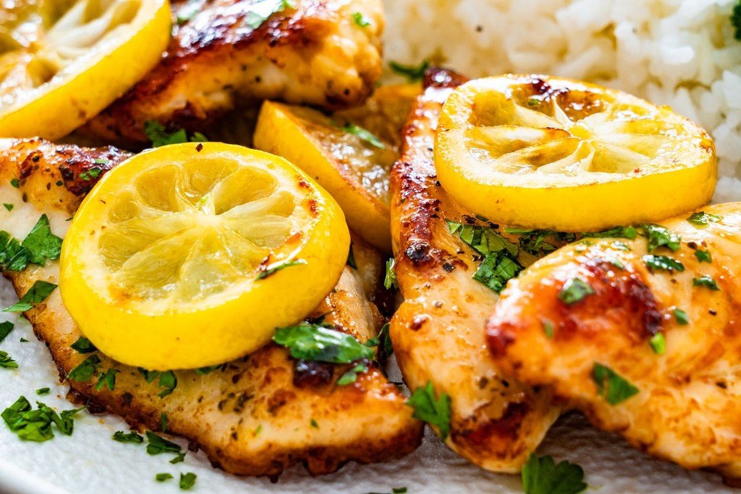 Lemon Garlic Chicken for the weekend? 🍋
With this oddly behaving weather, we can't decide whether to cook soups or salads. Enter lemon chicken &mdash; light and bright but still a warm dish, served with some vegetables and a salad FTW. 
Crispy parme