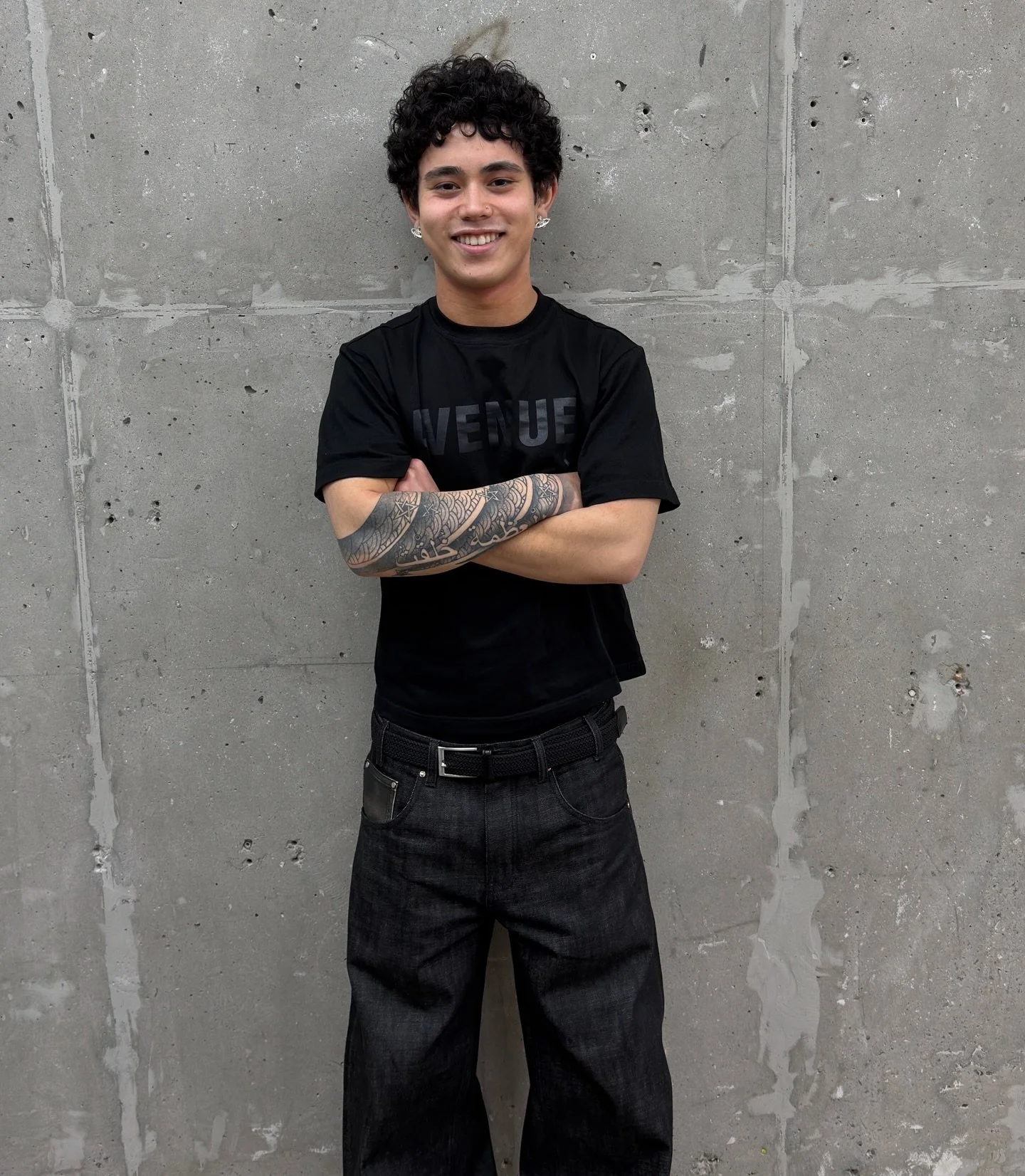 Giv en varm velkomst til Sammy, vores nye barber!👏🏽

Med 6 &aring;r i faget og erfaring i alle slags h&aring;rtyper st&aring;r han klar til at tilbyde dig en oplevelse hvor kvalitet og kundeservice er i fokus🪡

Book en tid hos ham i vores bio👆🏽