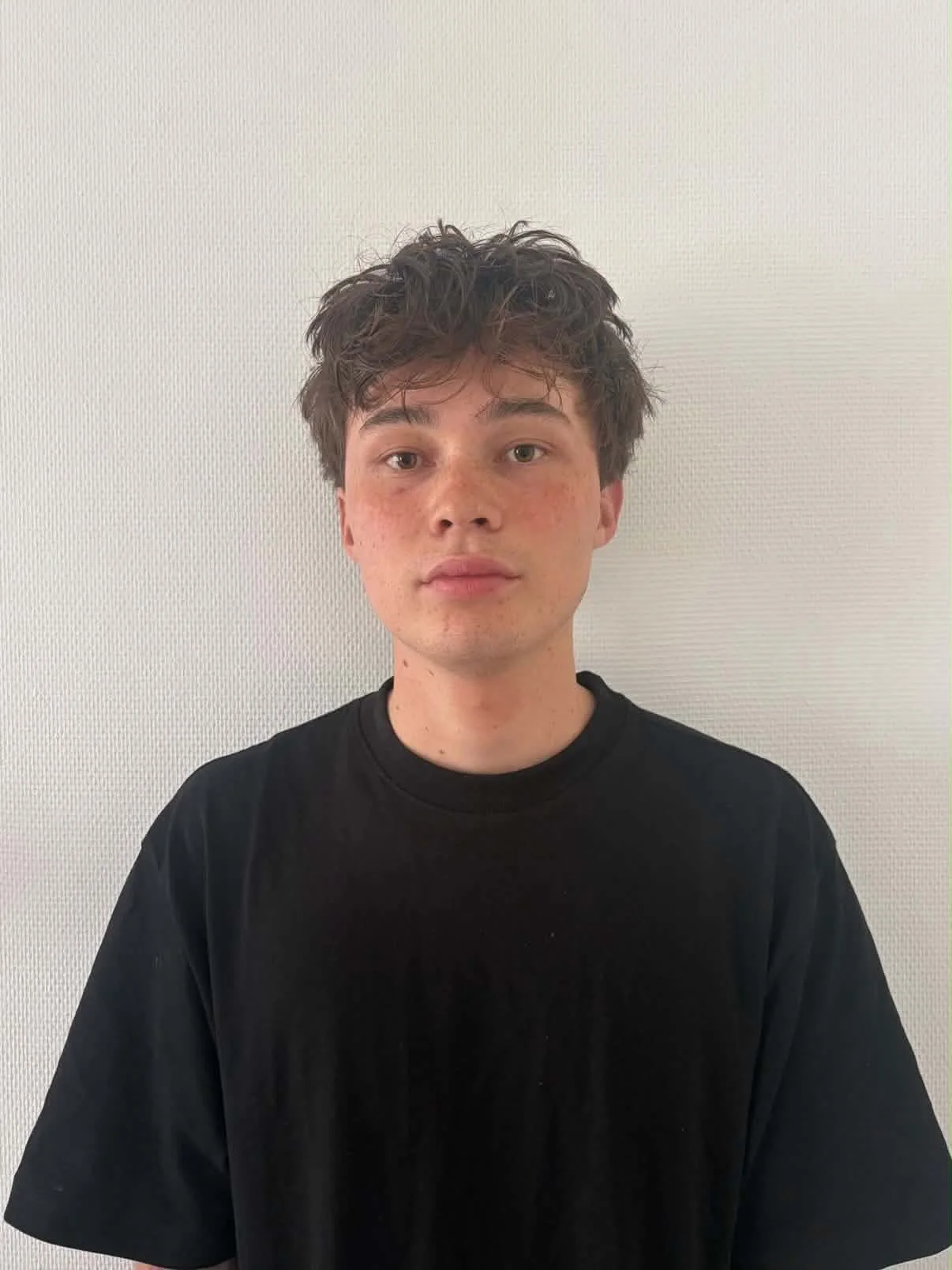 Ny ansigt i stolen 💈

Anton er 19 &aring;r, fra Aarhus, og har saksen i h&aring;nden siden efterskolen. Det er nu 3 &aring;r siden han tog det f&oslash;rste klip &mdash; og siden da har han ikke set sig tilbage.

Fra d. 4 juli 2026 finder du ham i v