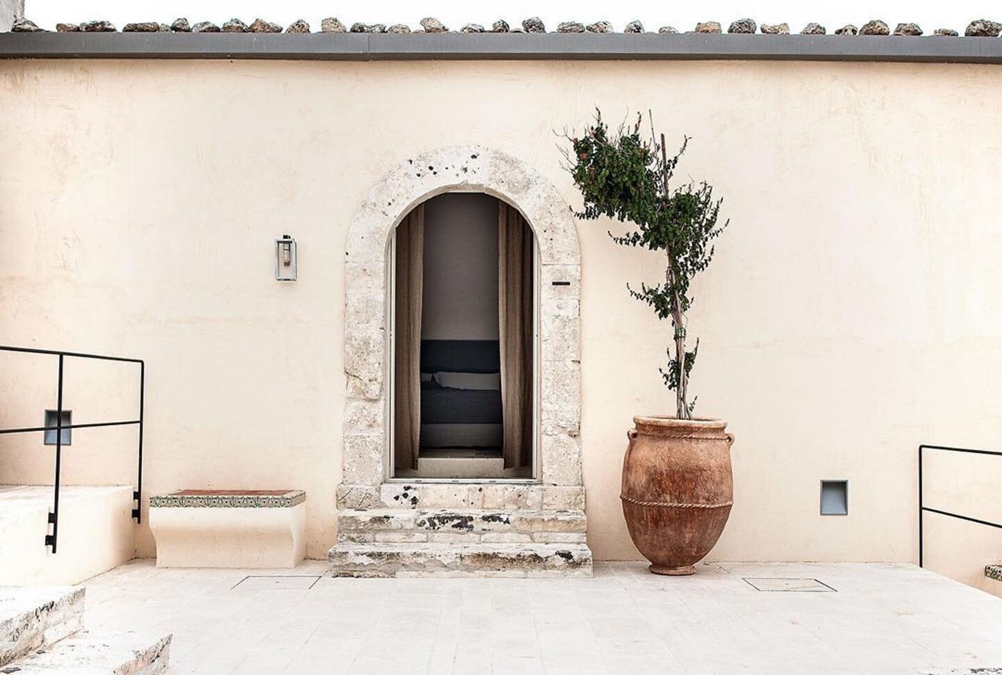 Simple but beautiful inspiration from the  @dimoradellebalze
・・・ .
.
.
#dimoradellebalze #wabisabi #authentic #organicdesign #exteriordesign #details